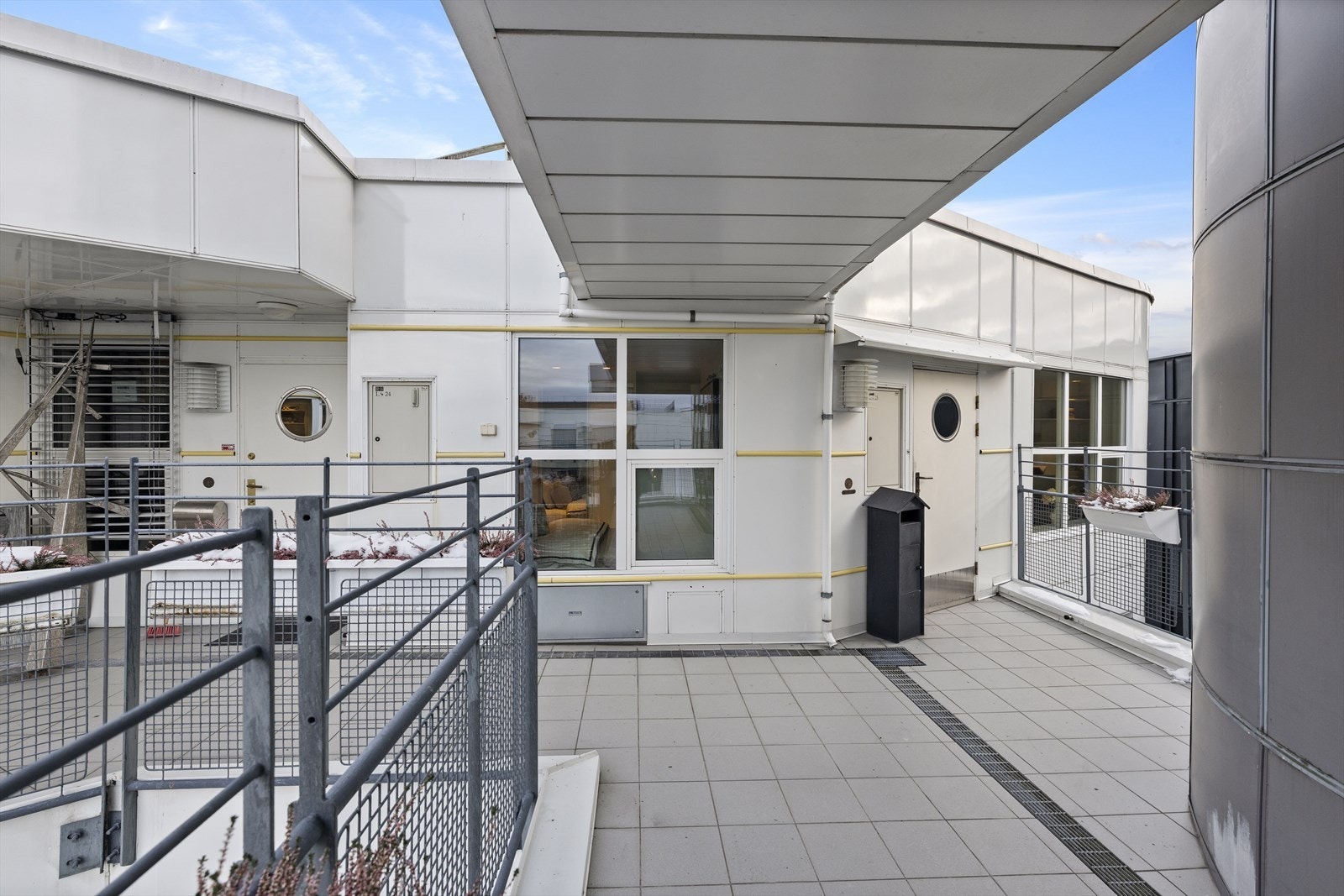 Inngang via svalgang i 9.etg. Galleribilde