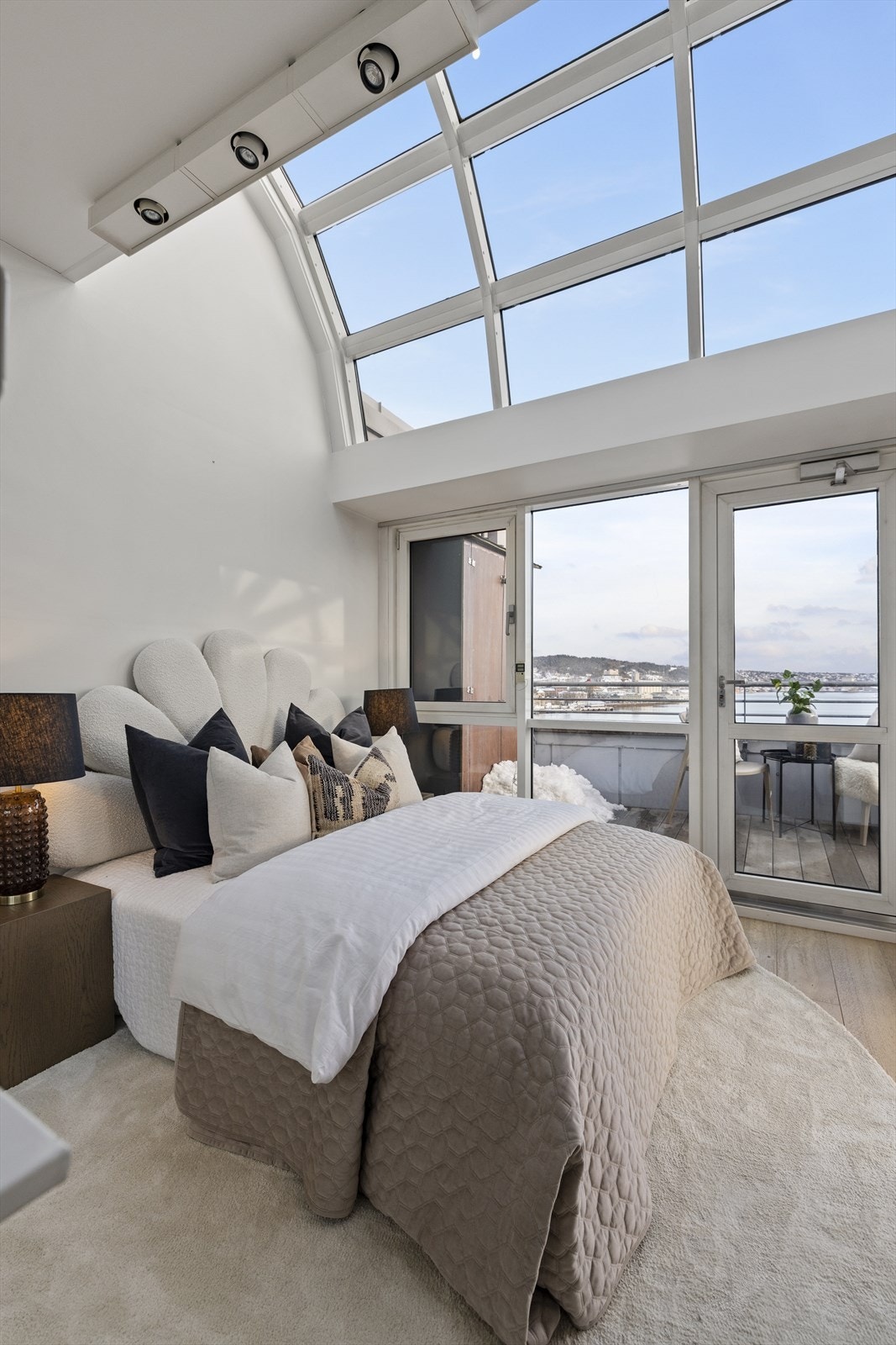 Meget lyst rom med store vindusflater og store overlys vinduer. Galleribilde