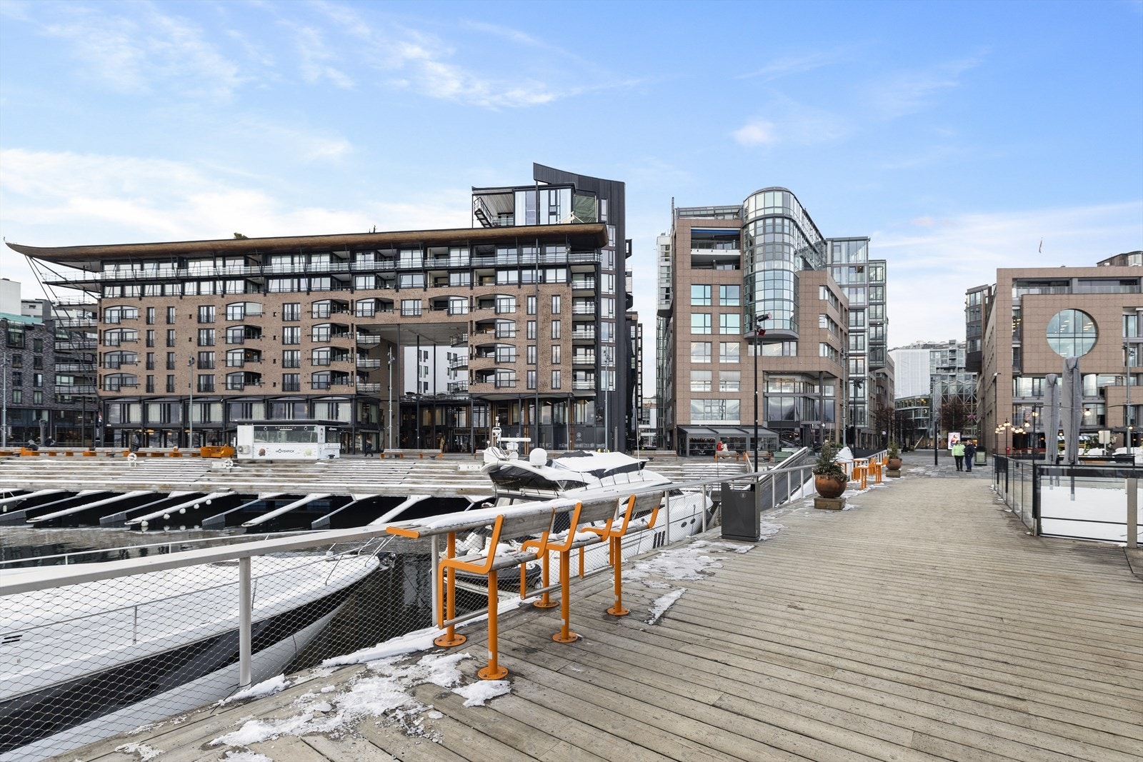 Leiligheten ligger øverst til venstre i bygget midt i bildet. Galleribilde