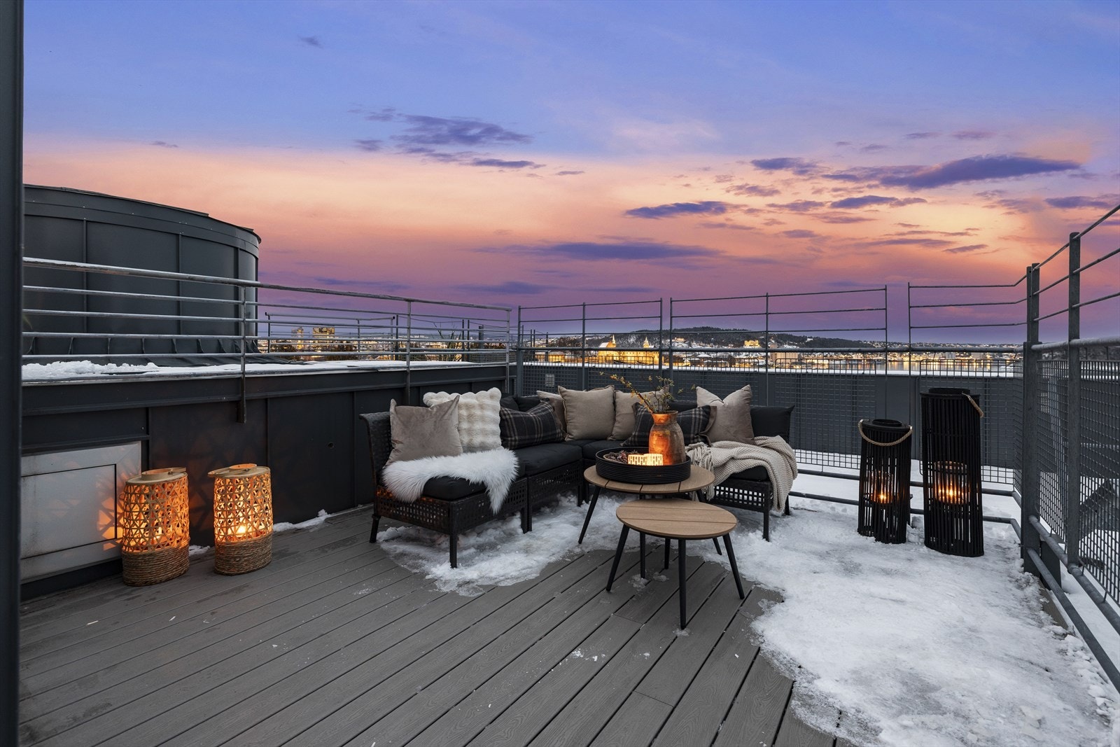 Takterrassen er også nydelig på kveldstid. Galleribilde