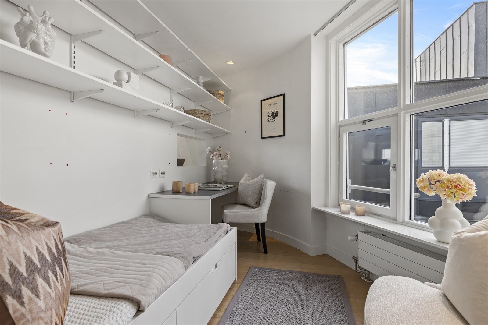 Det er montert vindu fra soverommet inn mot kjøkkenet for gjennomlys. Galleribilde