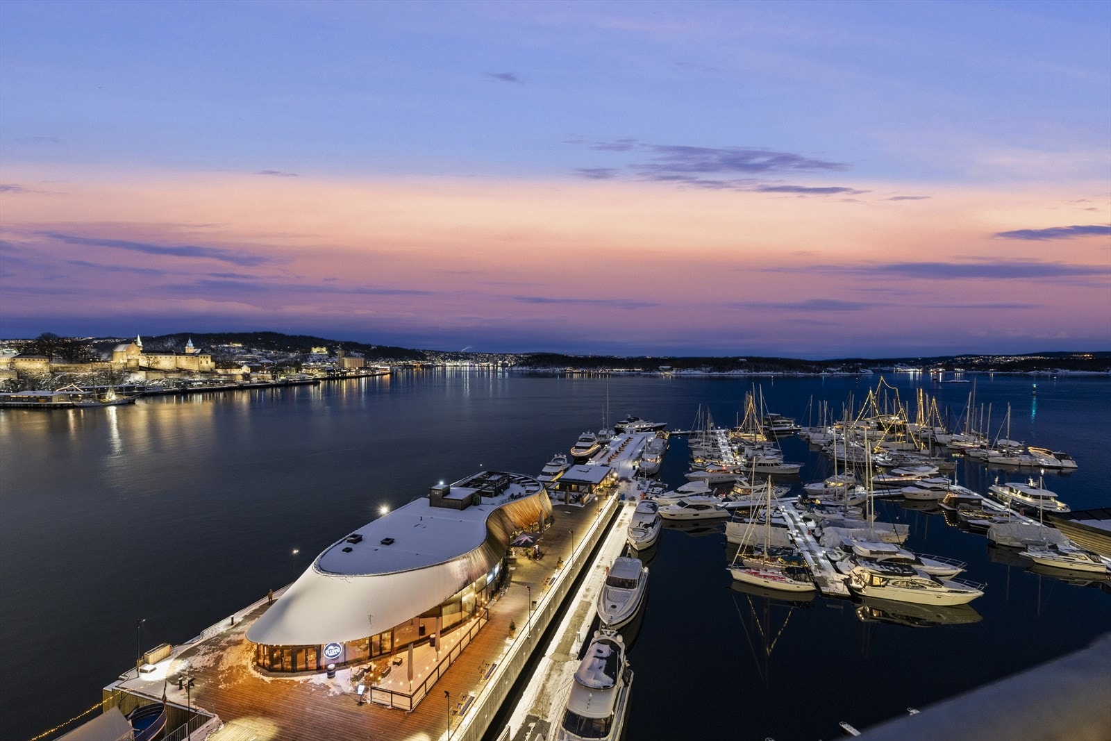 Aker Brygge marine med restauranten Vesuvio. Galleribilde