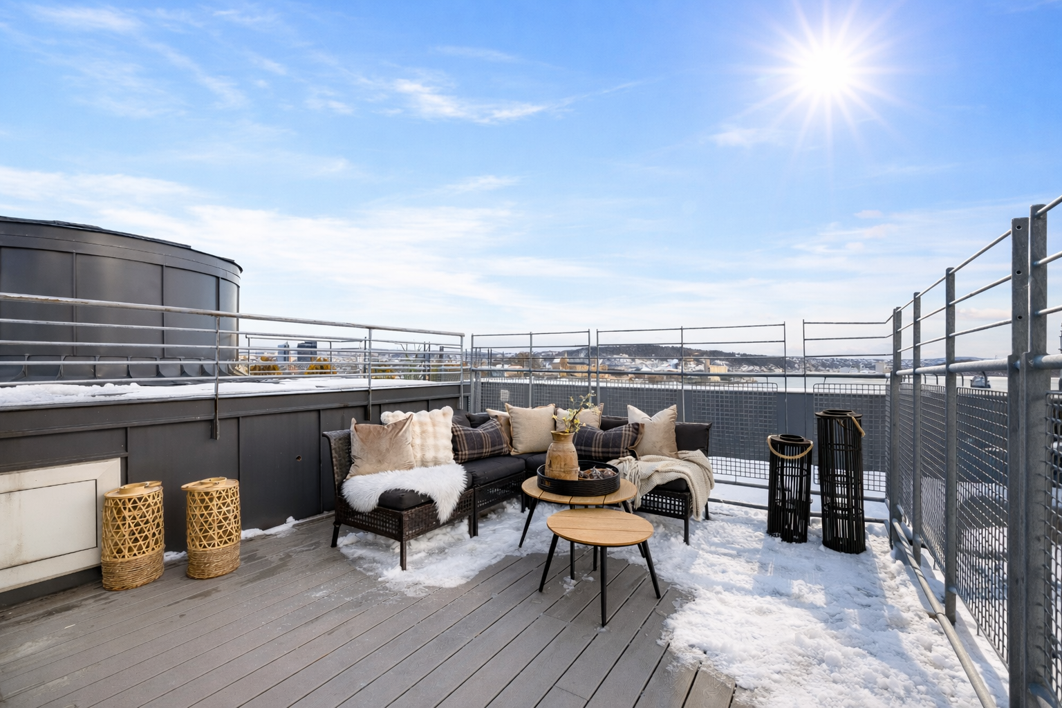 Privat takterrasse på 19 kvm med sol fra morgen til kveld. Galleribilde