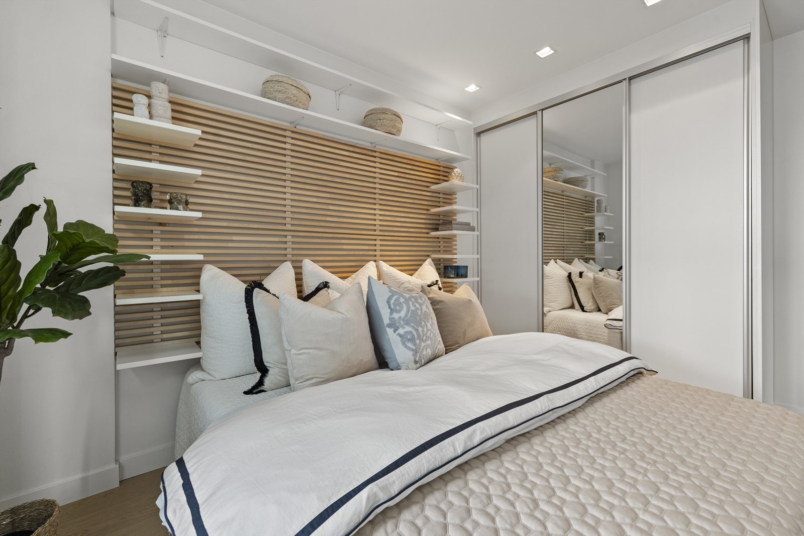 Det er plassbygget skyvedørsgarderobe og adkomst til bod under trappen. Galleribilde