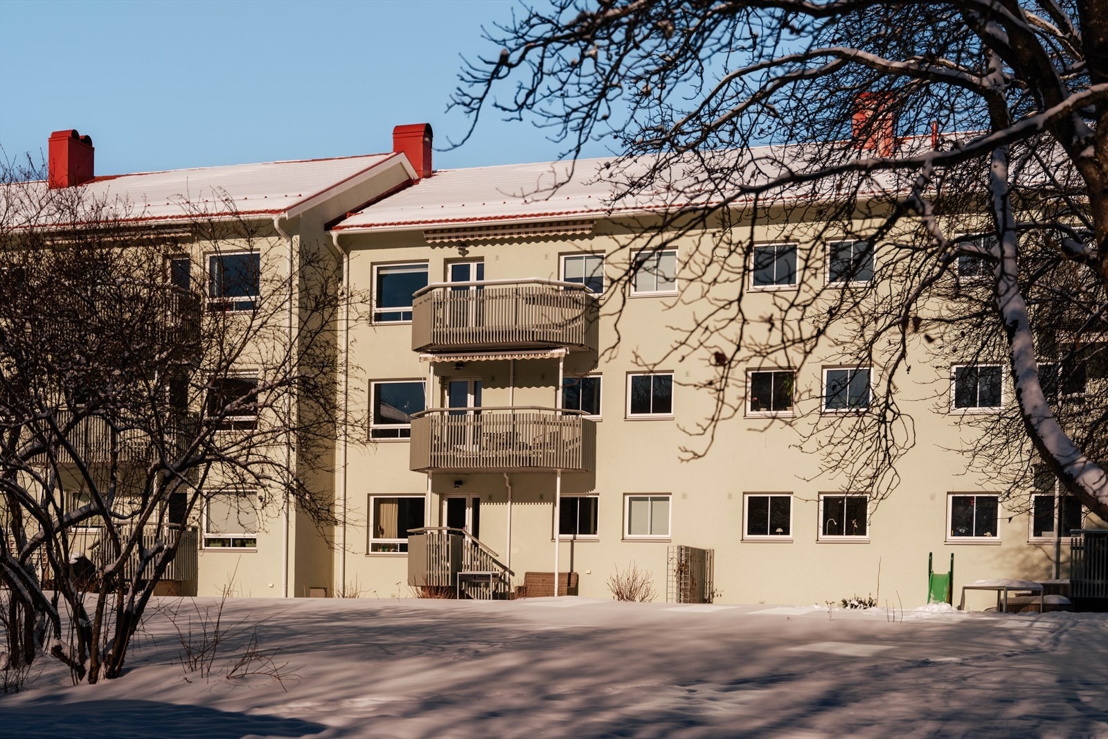 Borettslaget ble oppgradert i 2024-2025, med blant annet rehabilitering av fasade og utskifting av ytterdører. Dette har gitt et løft til eiendommen og har i følge selger bidratt til bedre isolasjon og et varmere inneklima vinterstid. Galleribilde