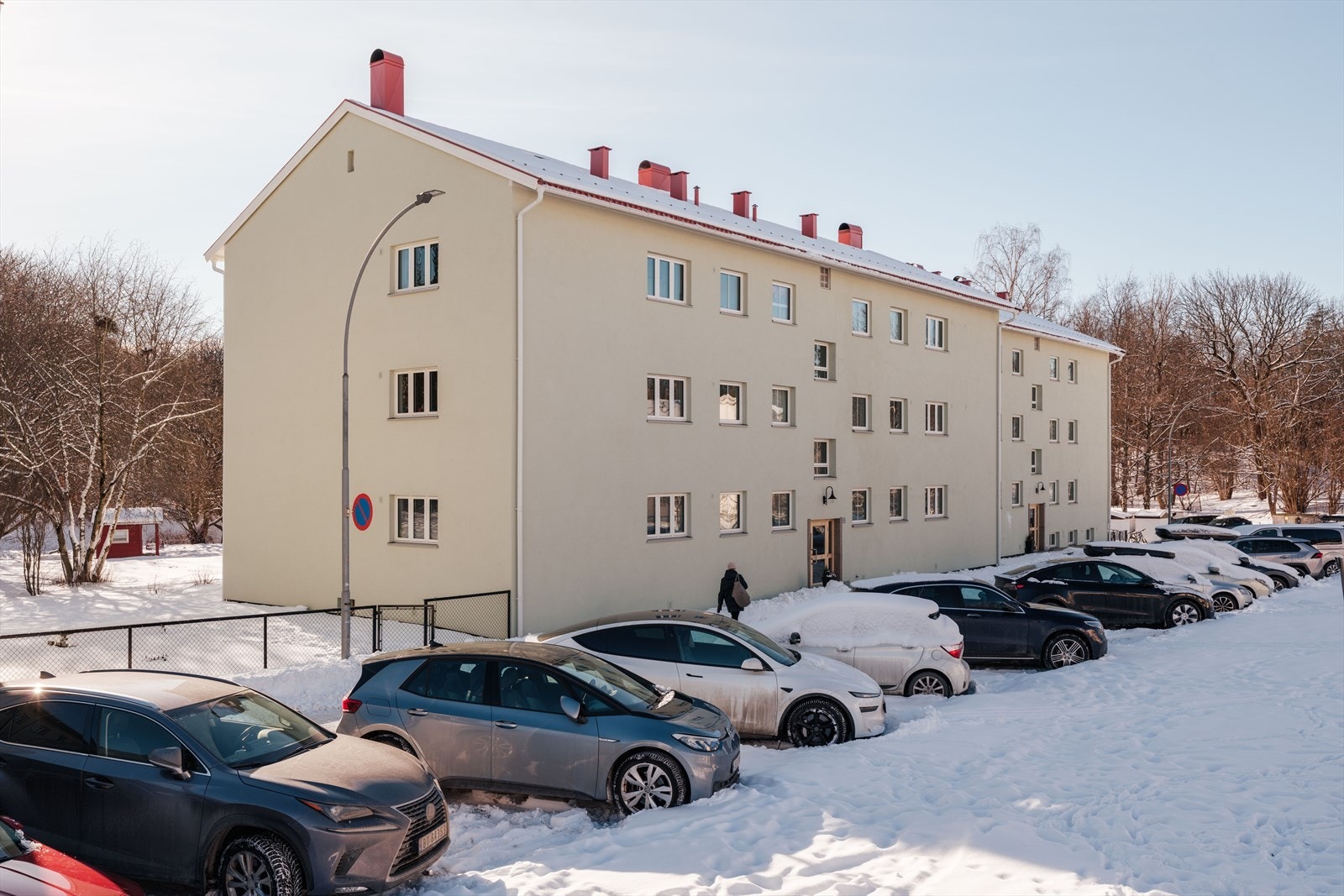 Svært gode kollektivforbindelser med kun 3 minutter til T-banen og 1 minutt til bussen. Galleribilde