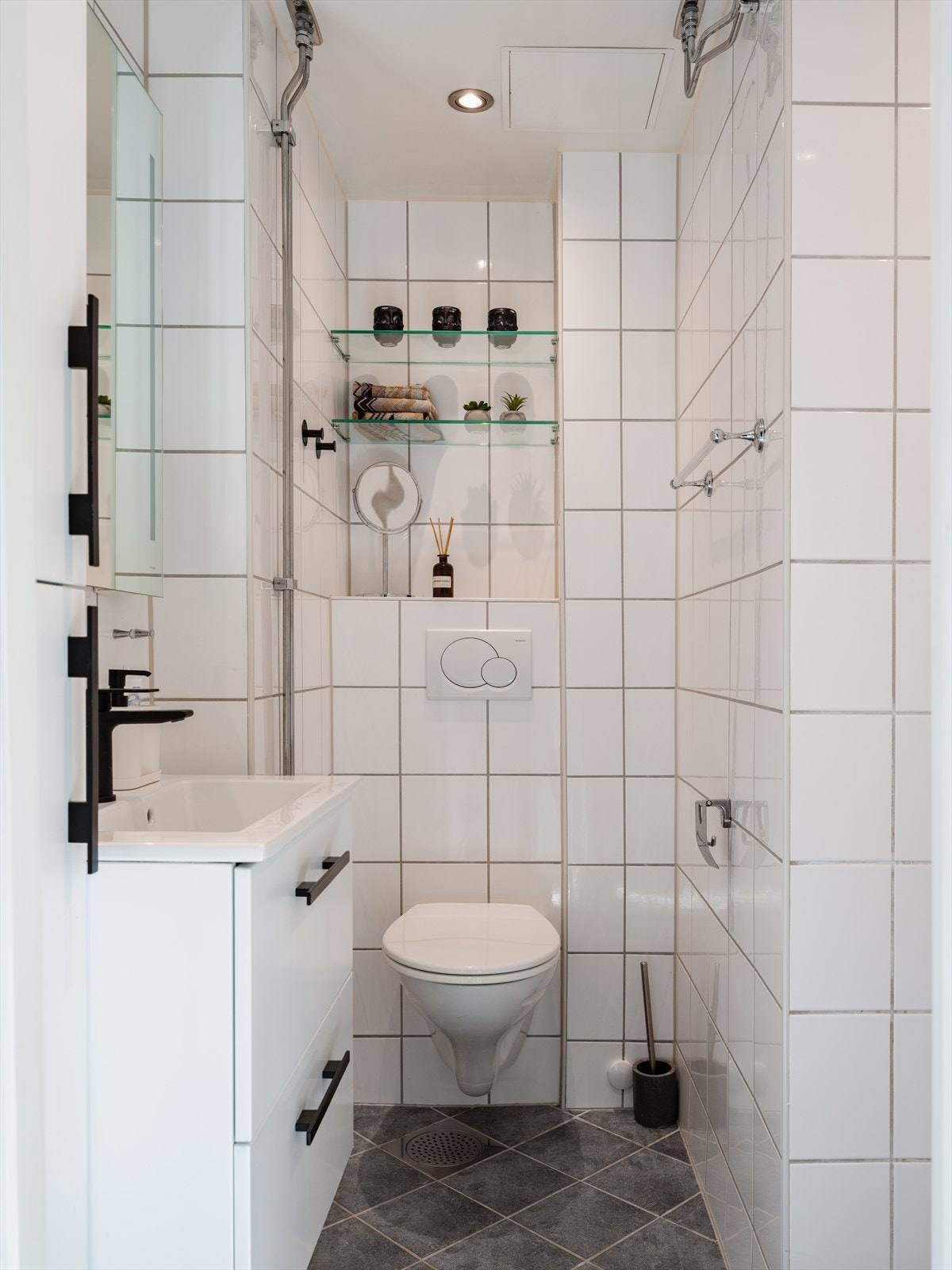 Flislagt bad med varmekabler i gulvet for ekstra komfort og vegghengt toalett. Galleribilde