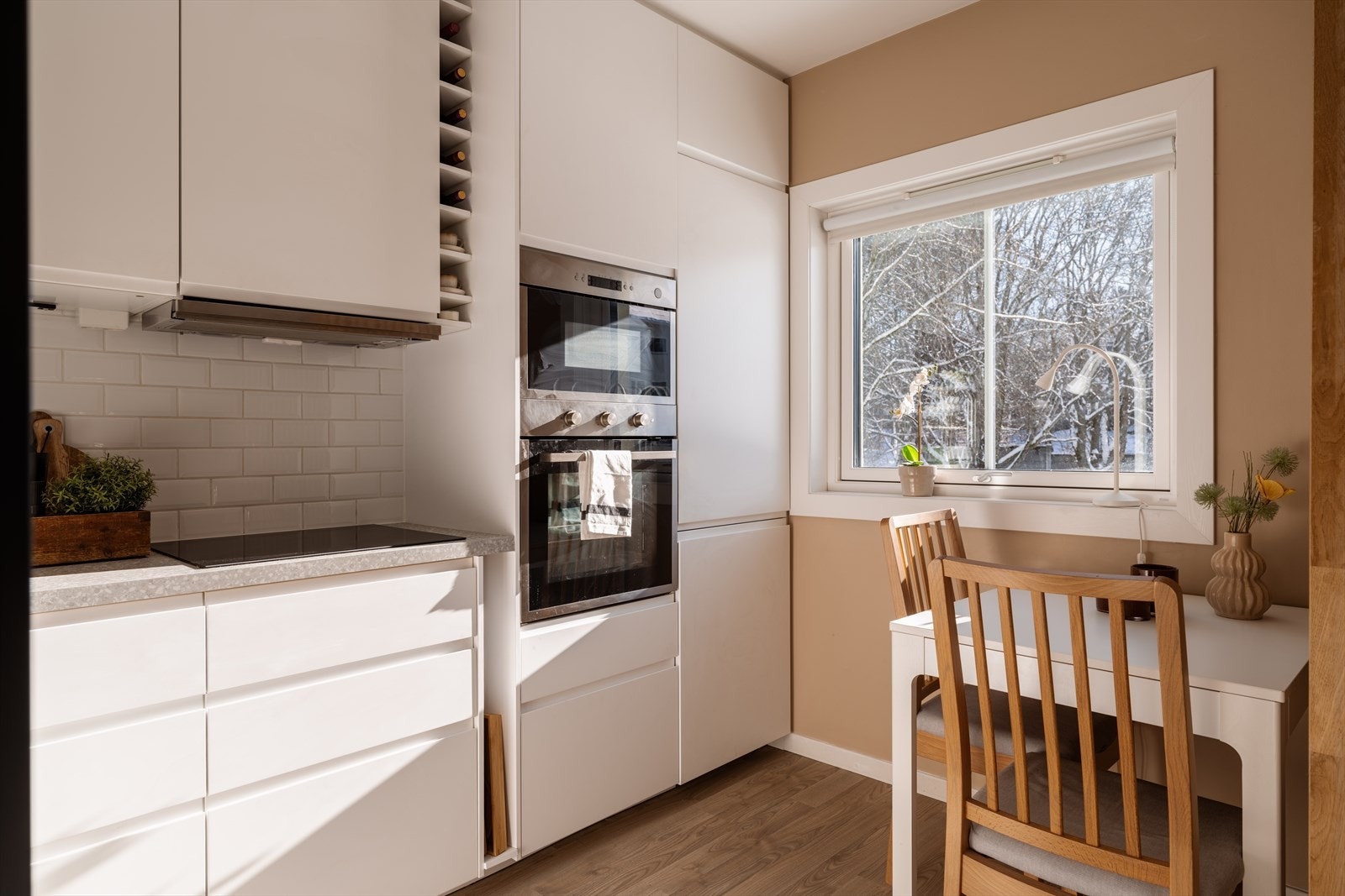 Kjøkkensonen har plass til en hyggelig spiseplass ved vinduet. Galleribilde