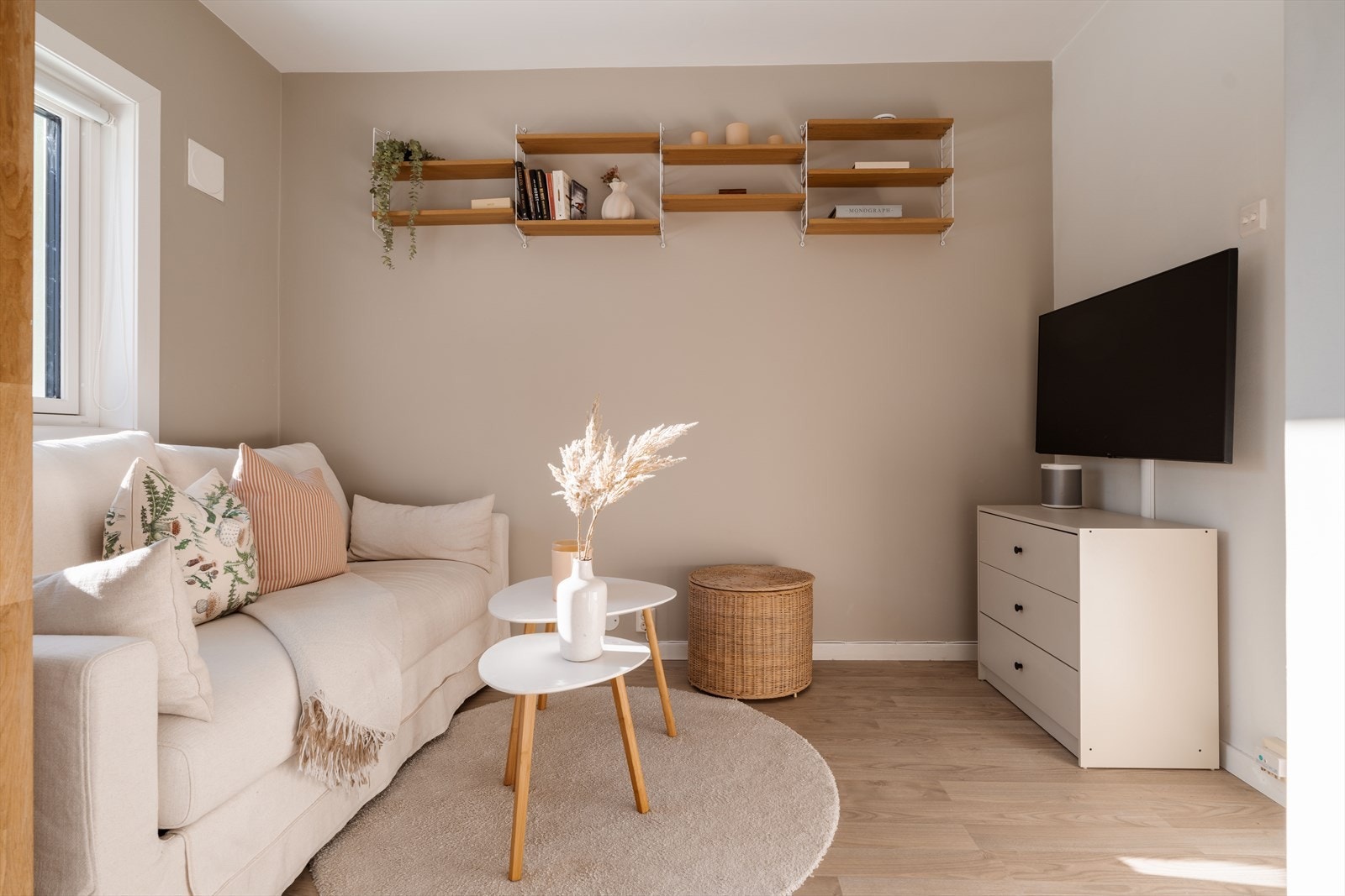 Hovedrommet har en åpen løsning som skaper en sosial og luftig atmosfære. Galleribilde