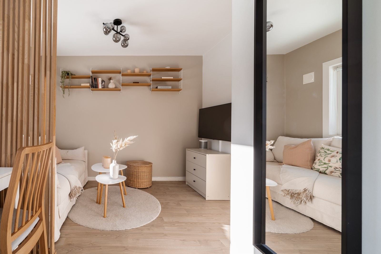 Stuedelen gir rom for en naturlig møblering, med plass til sofa, bod og tv-møblement. Galleribilde