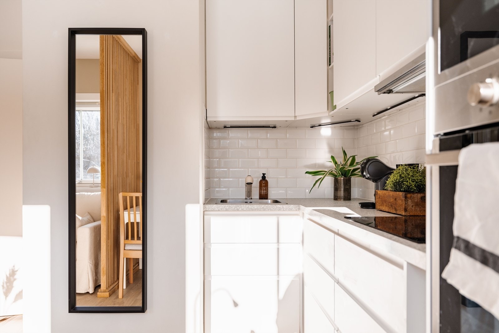 Kjøkkenet har laminat benkeplate med nedfelt kum og kullfilterventilator for avtrekk. Galleribilde