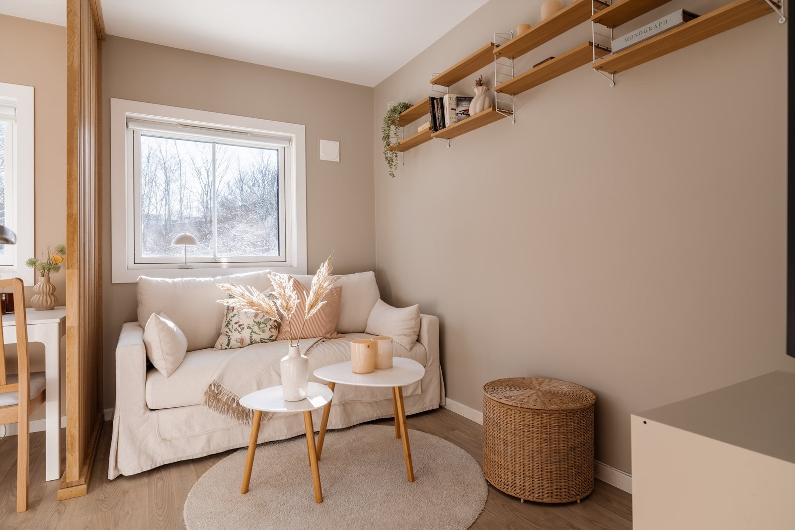 Sparklede og malte overflater på vegger og i himling gir et rent og moderne uttrykk. Galleribilde