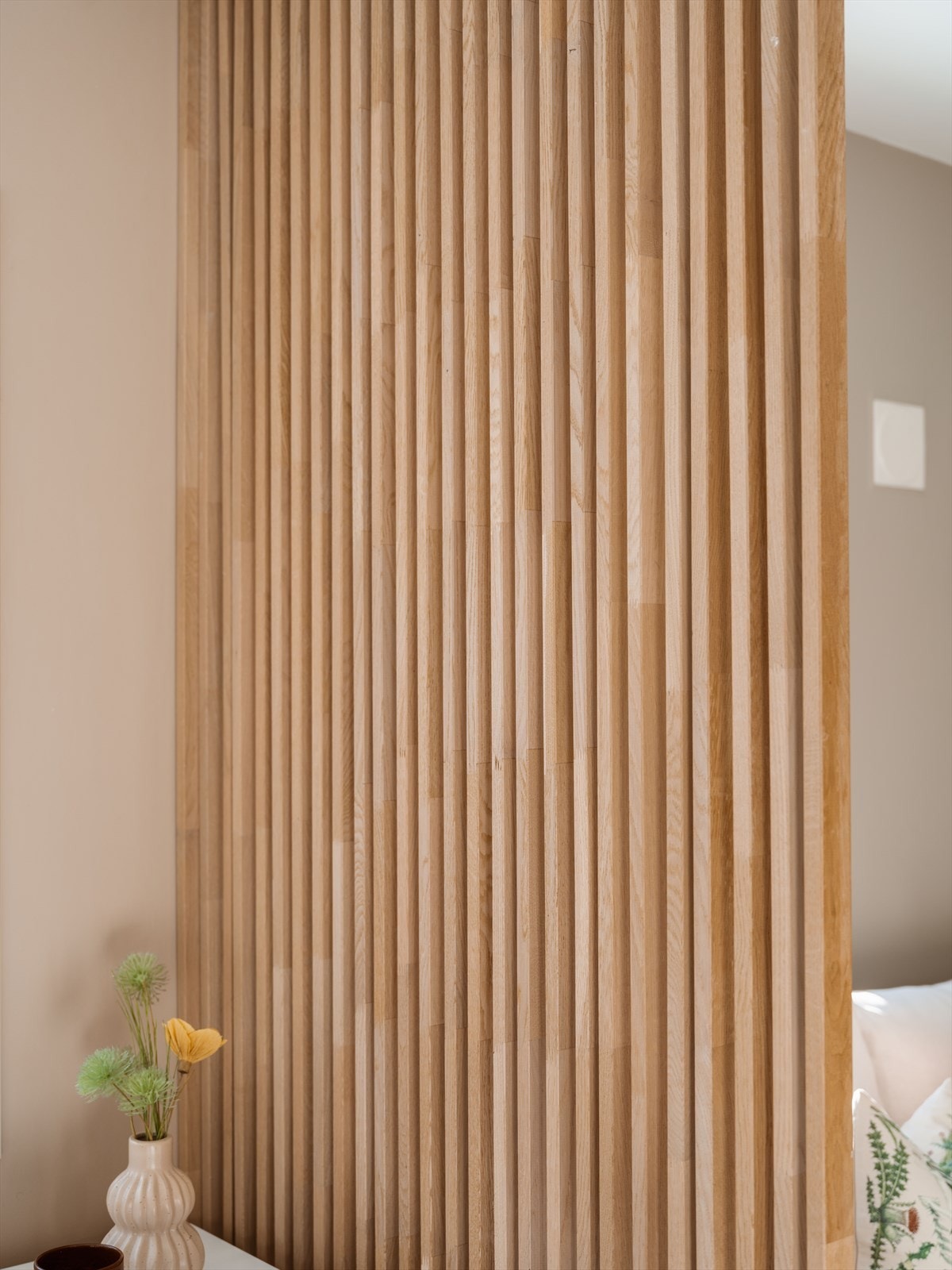 En lekker spilevegg deler rommet elegant og definerer sonene. Galleribilde