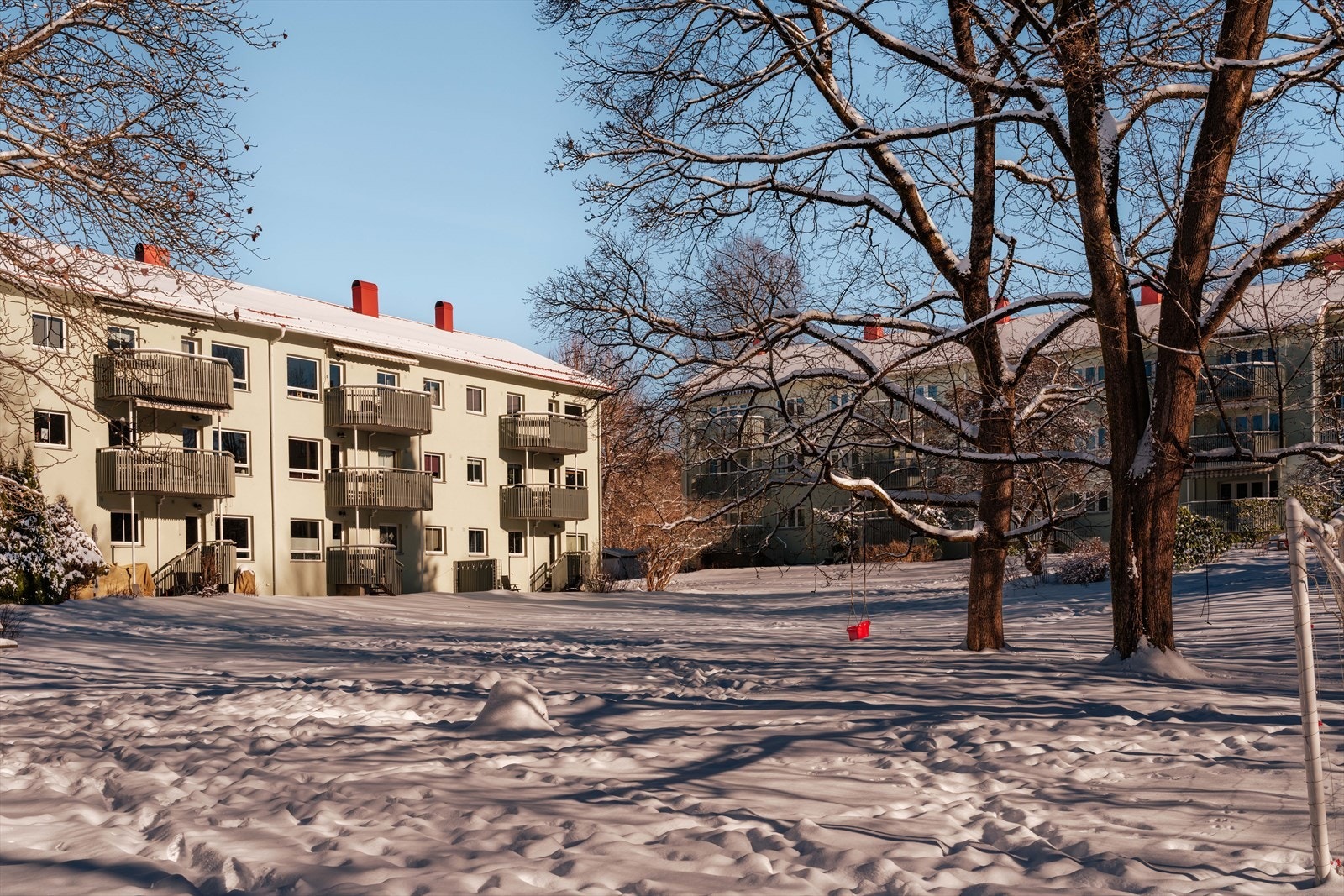 Her er det flotte fellesområder opparbeidet med lekeapparater, asfalterte internveier, plenarealer, trær og diverse beplantning. Galleribilde