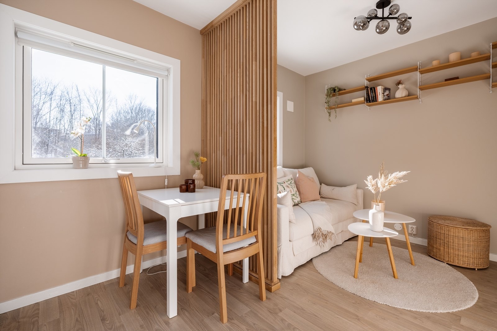 Gjennomgående laminat på gulv og malte overflater skaper et helhetlig inntrykk. Galleribilde