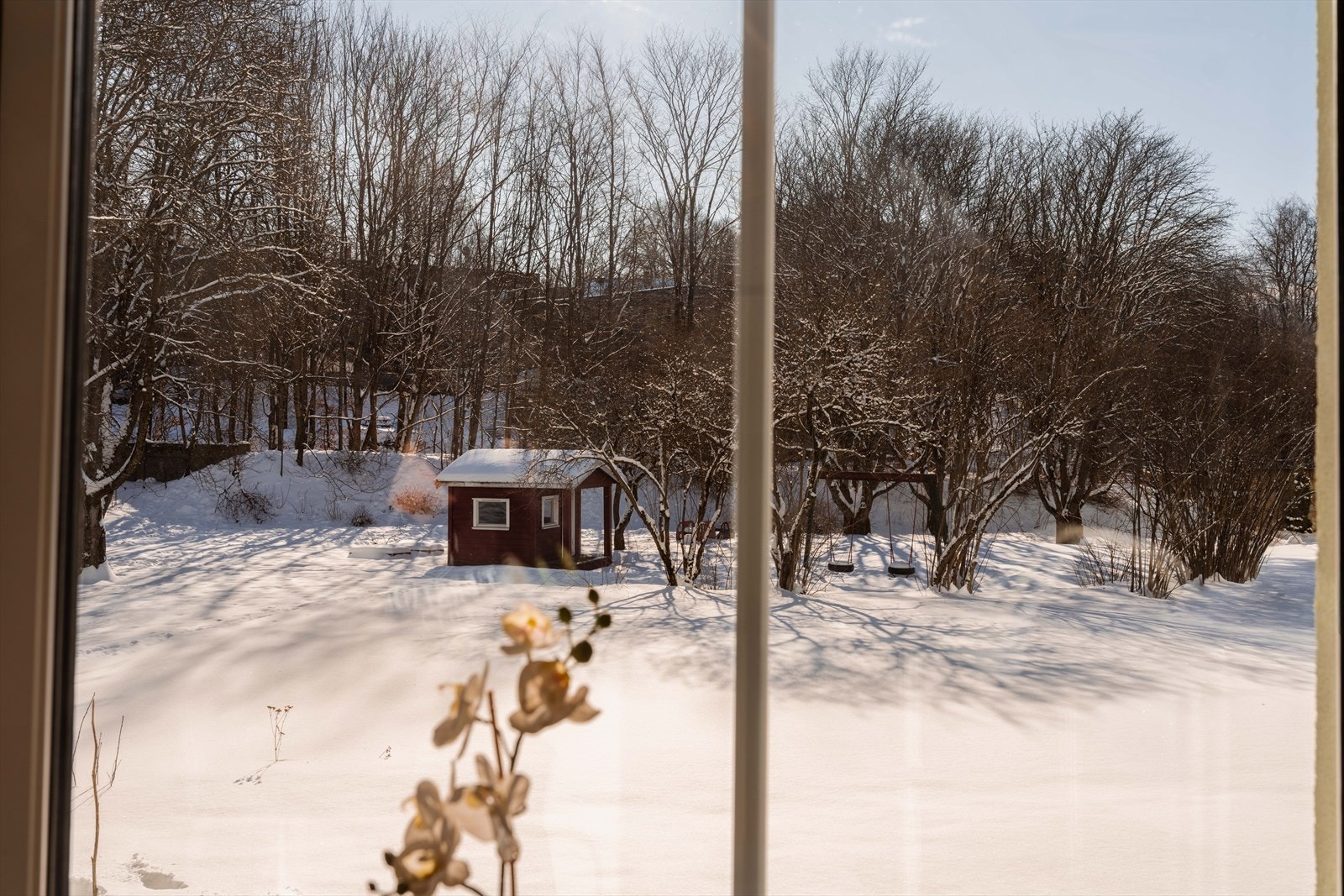Leiligheten ligger i en høy førsteetasje, tilbaketrukket og med utsyn mot hagen. Galleribilde