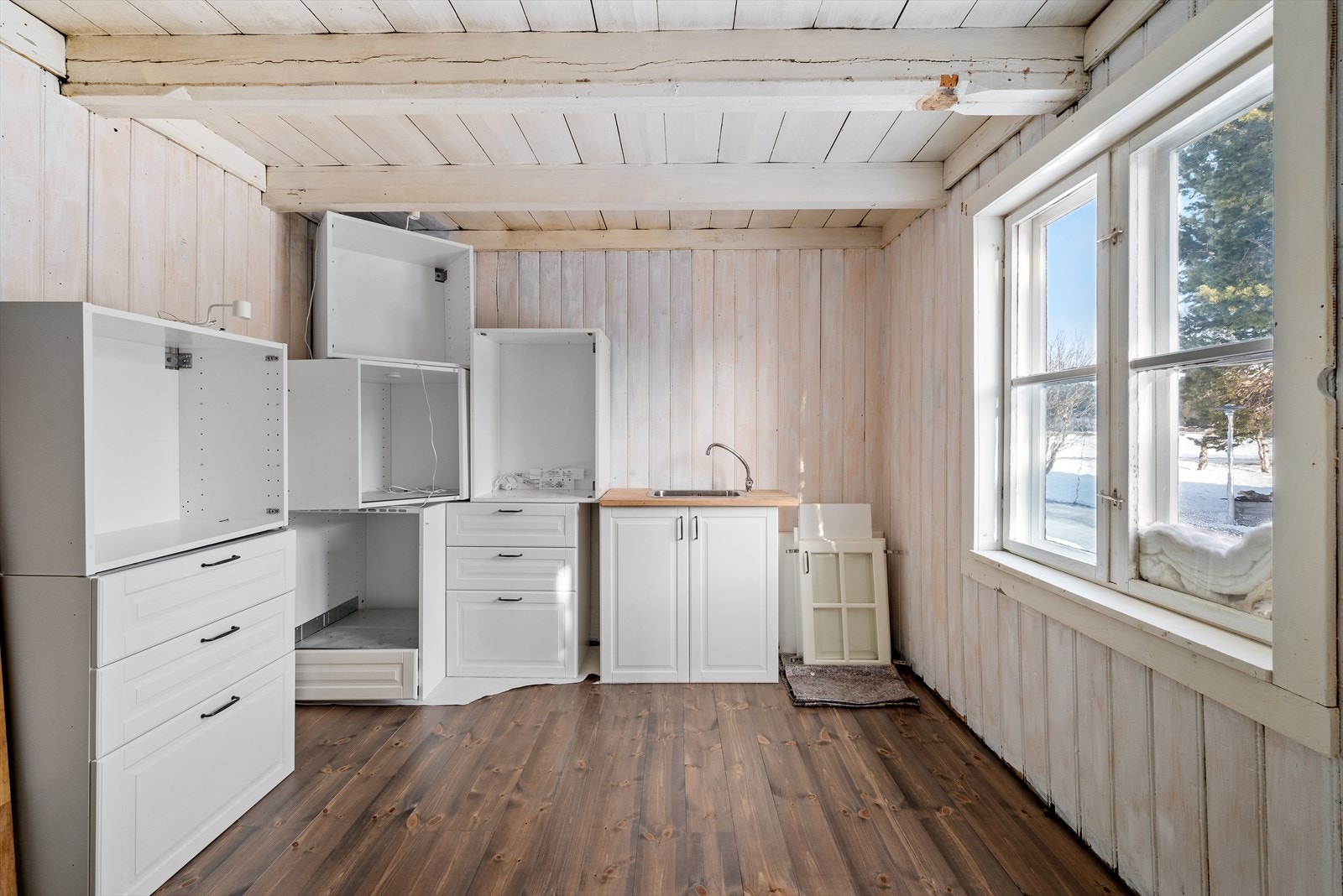 På kjøkkenet er det nytt gulv (ny støp, isolasjon samt lagt nytt tregulv som er lakkert). Galleribilde