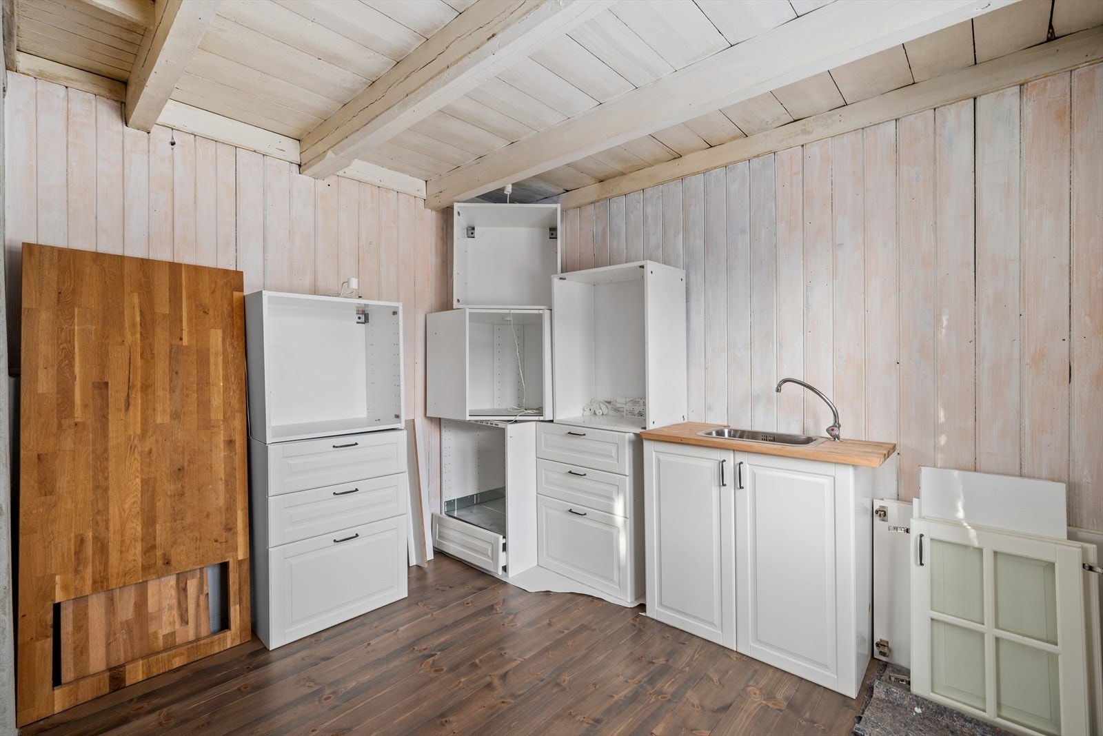 Kjøkkeninnredningen som ikke er montert medfølger i kjøpet. Galleribilde