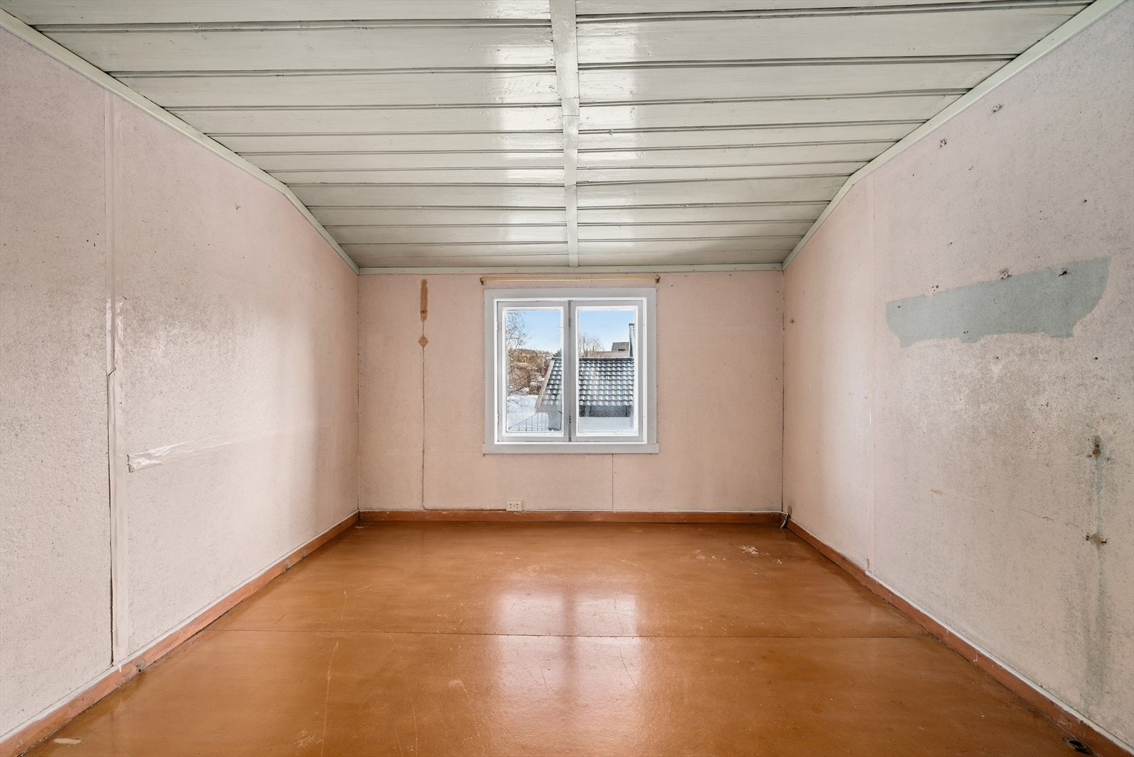 Soverom 2 i 2. etasje har ikke målbart areal pga. lav takhøyde. Gulvarealet er 7,5 kvm. Galleribilde