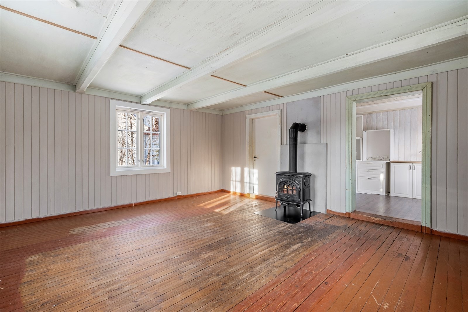 Murer fra AJ Sandnes Bygg AS har pusset mur, montert brannplate samt ny Jøtul rentbrennende ovn. Galleribilde