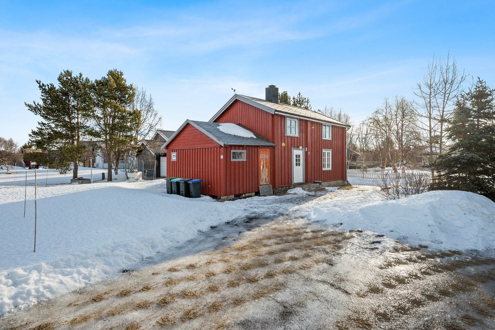 Boligen ligger sentralt til på Stormoen med gangavstand til det meste på Røros. Galleribilde