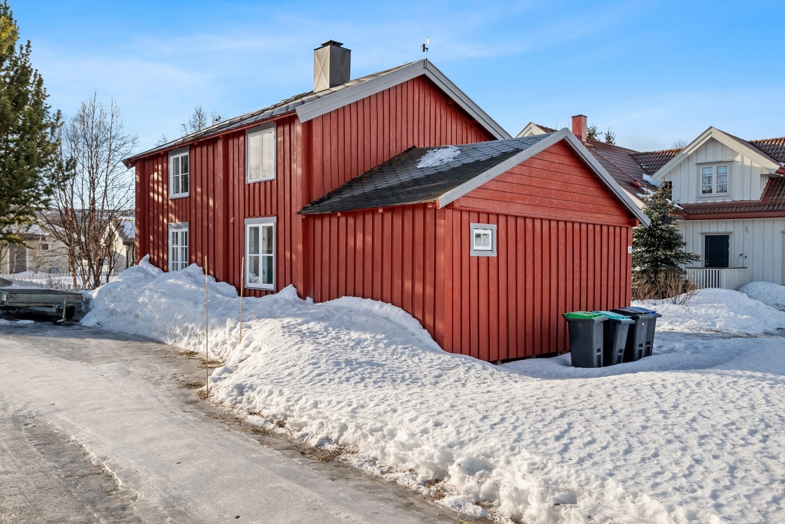 Enebolig med sentral og attraktiv beliggenhet på Stormoen. Det er påbegynt en del oppgraderinger, og mer må til for å få boligen beboelig. Galleribilde