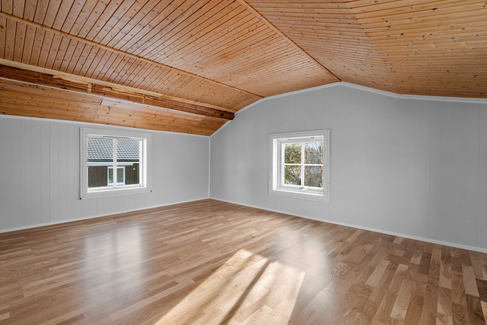 Soverom 1 i 2. etasje på ca 16 kvm. Her er det etterisolert og lagt nye panelplater på vegg samt rettet opp og lagt nytt gulv. Galleribilde