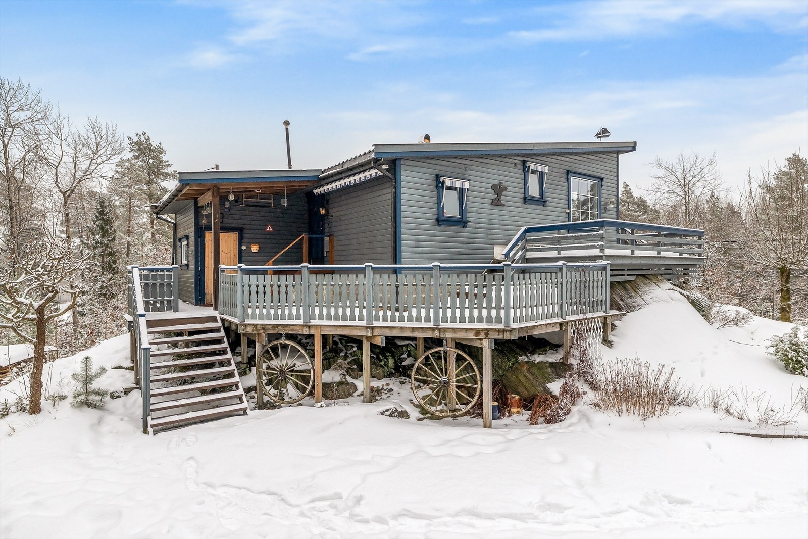 Rundt hytta er det store terrasseflater slik at du kan flytte deg etter sola eller finne skygge gjennom dagen. Galleribilde