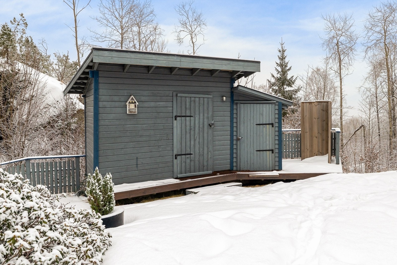 Uthus med lagerplass. Leveggen til høyre benyttes til en enkel dusj om sommeren. Galleribilde