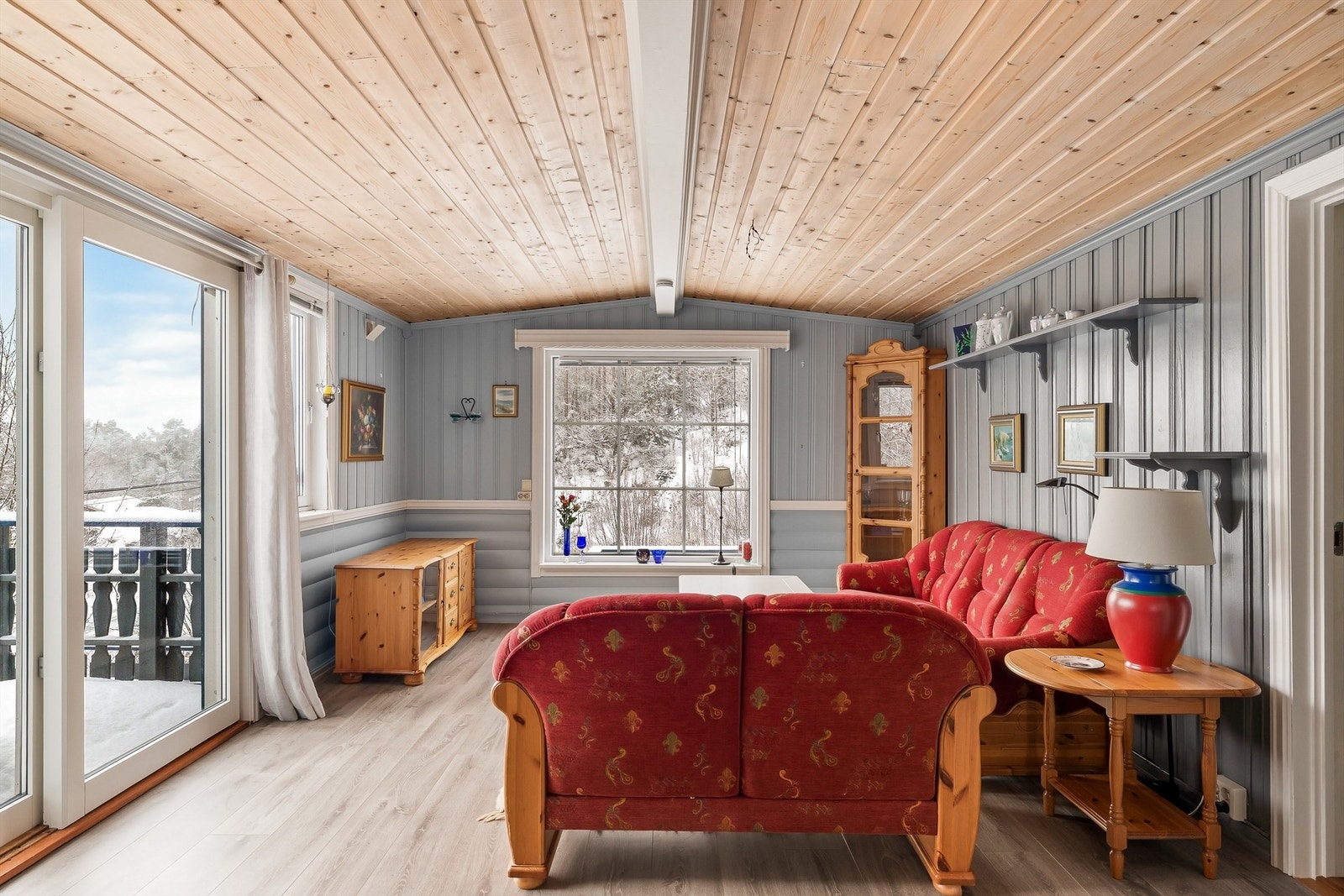 Fra stua er det direkte utgang til terrassen via hev-, skyvedør. Galleribilde