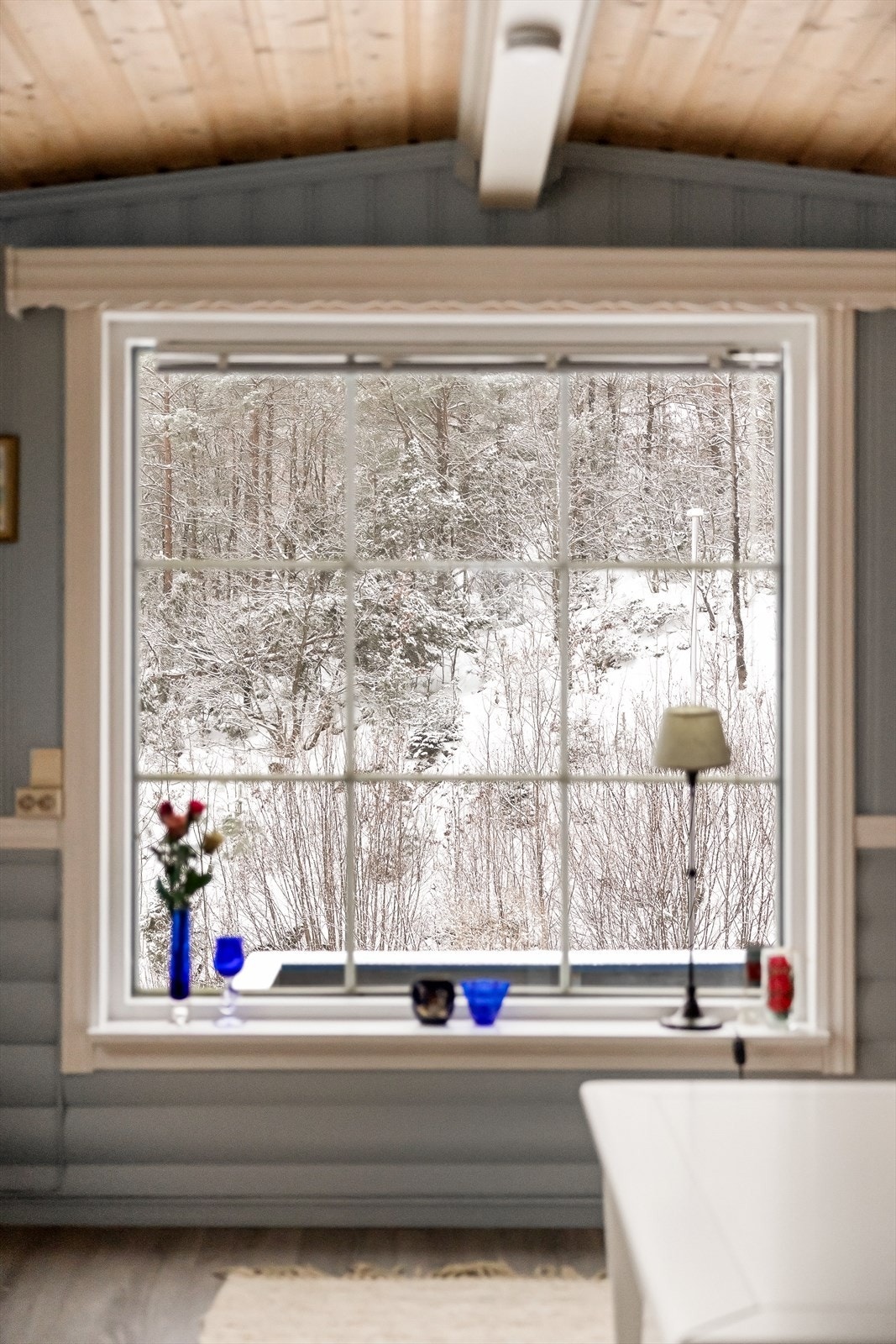 Hytta ligger tett på naturen. Galleribilde