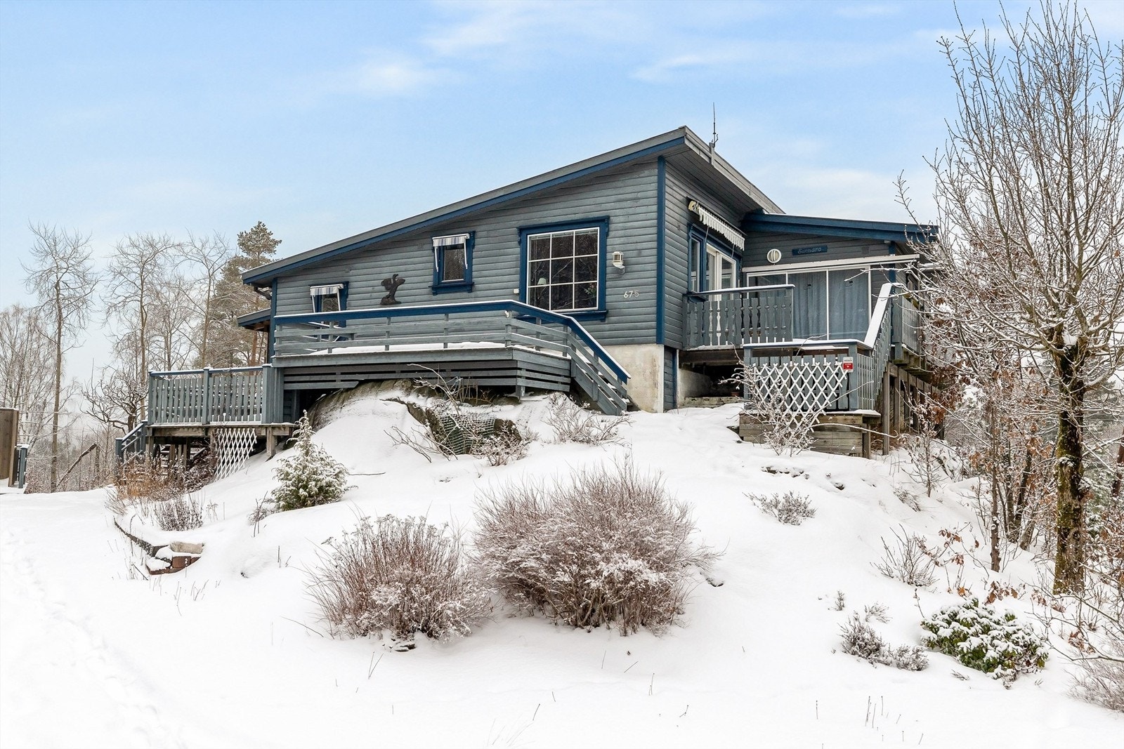 Hytta ligger på en kolle for seg selv mellom Trosby og Valle. Galleribilde