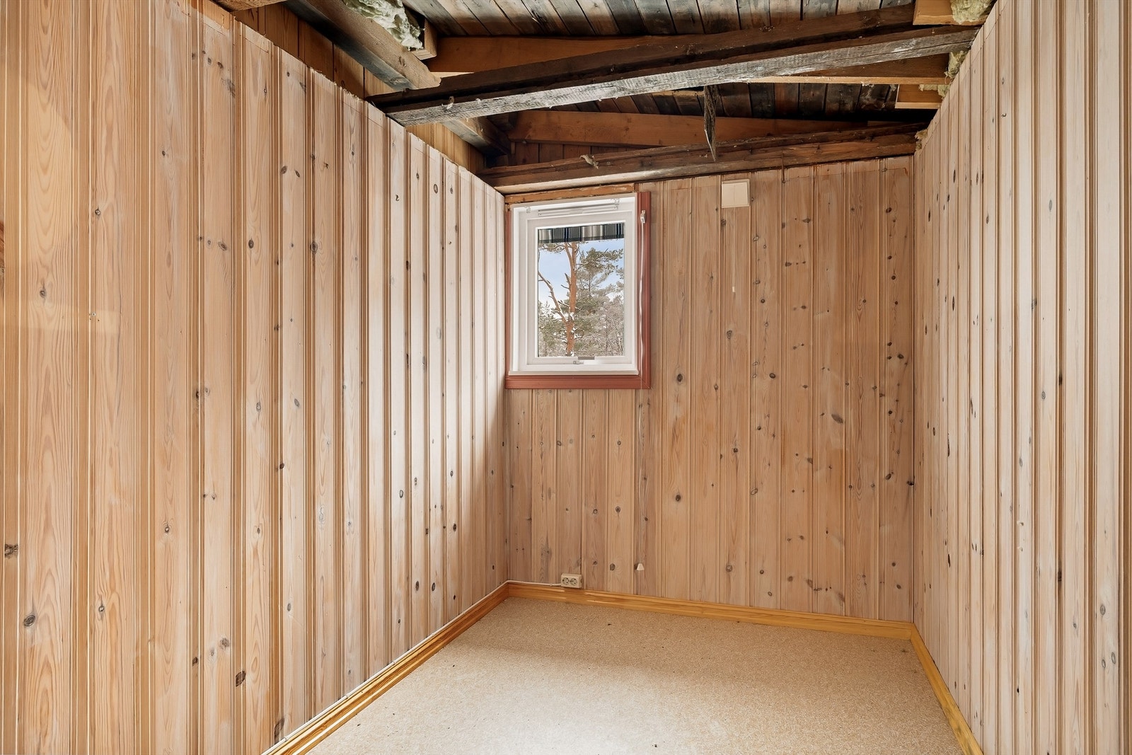 I det ene soverommet er himlingen åpnet etter at det ble konstantert lekkasje. Galleribilde