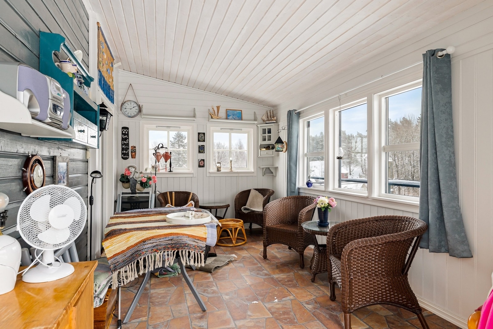 Sommer stue tilknytning til terrassen, et yndet sted å sitte på sommerkvelder. Galleribilde