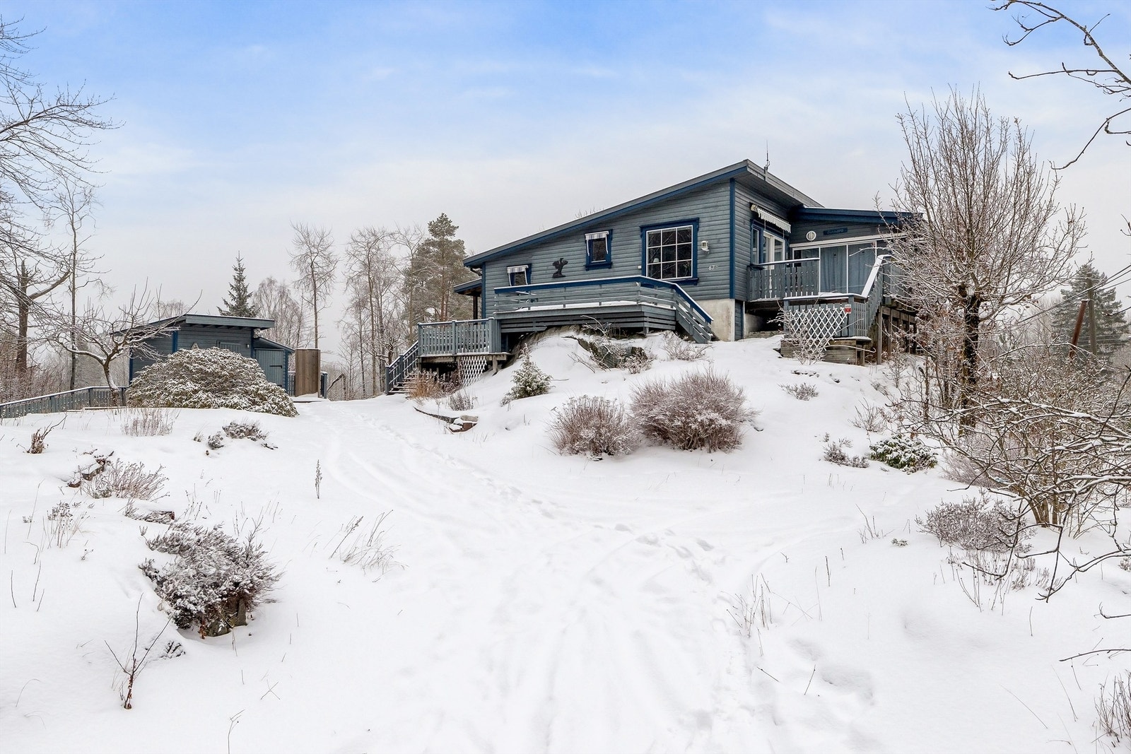 Gruset adkomst og gode parkeringsmuligheter ved hytta. Galleribilde