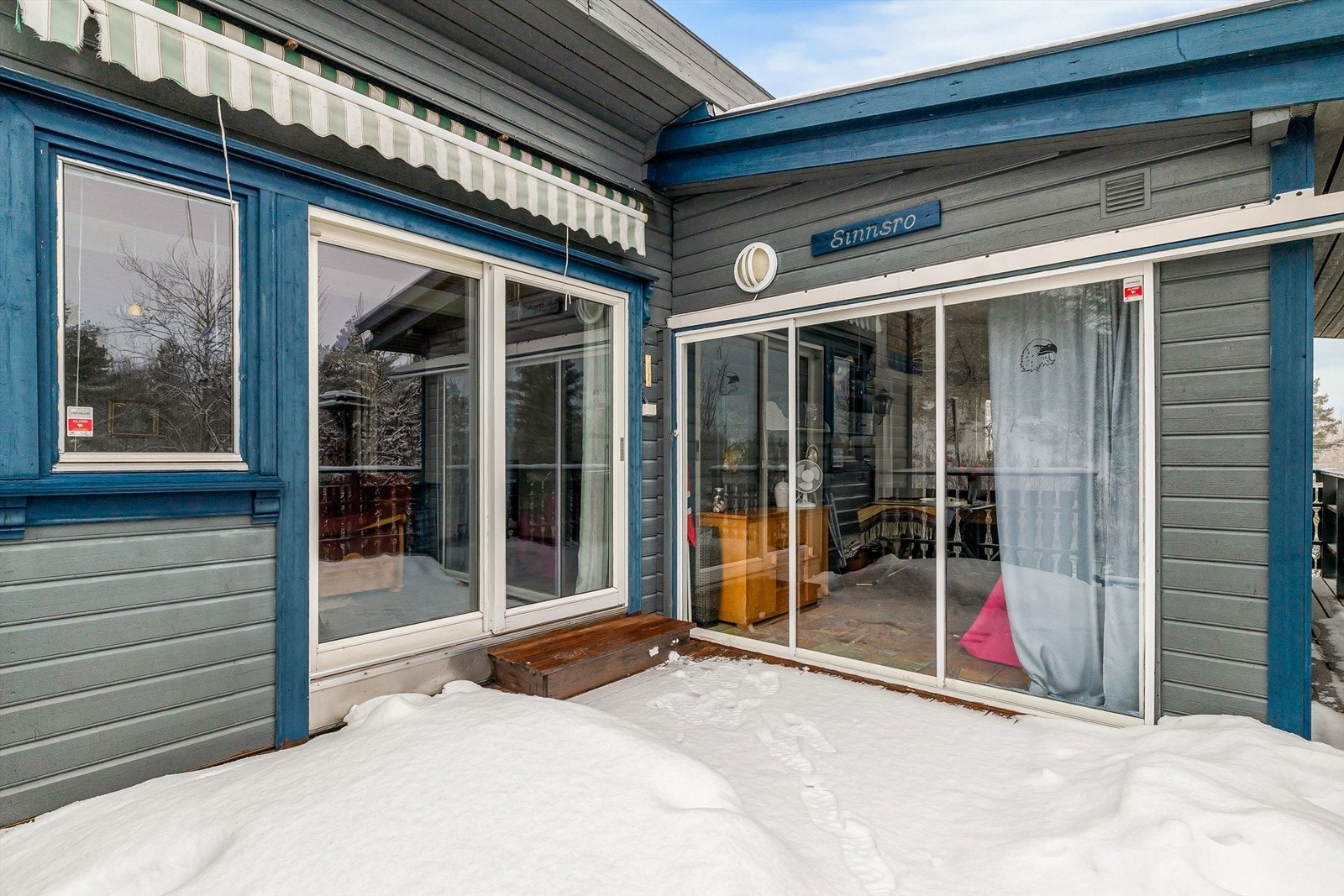 UTEKOS: Terrassen strekker seg rundt store deler av hytta. Galleribilde