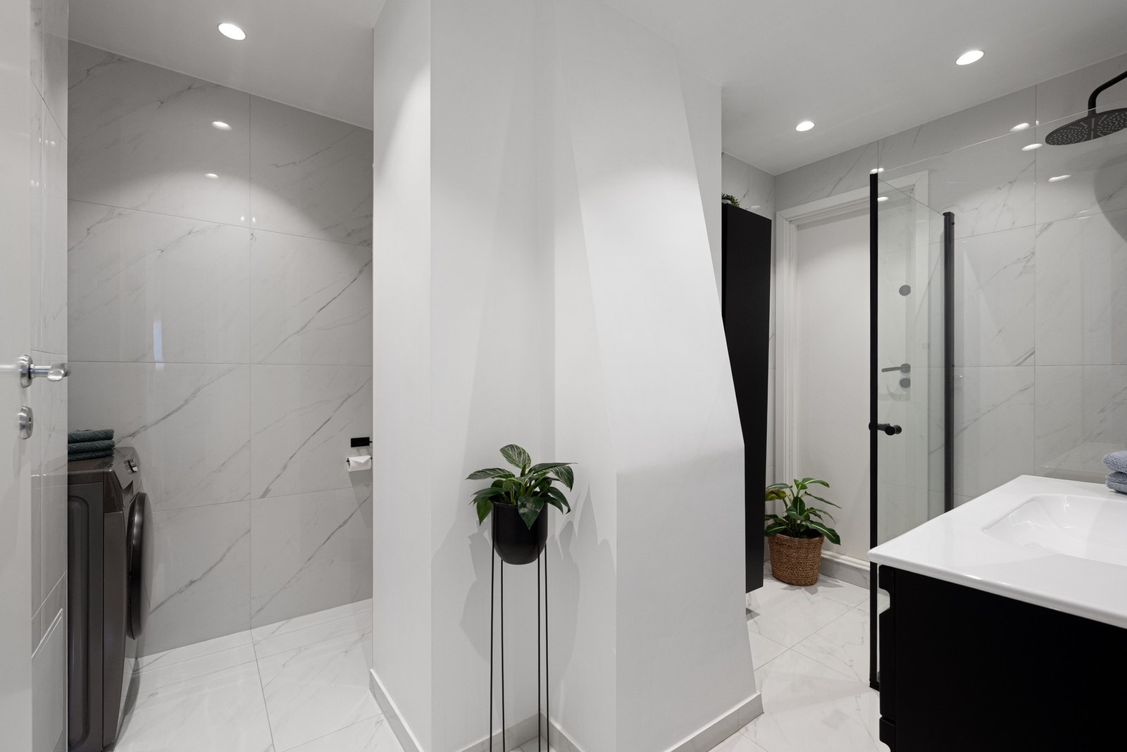 Innredningen er stilren, med tidsriktige detaljer i sort. Galleribilde