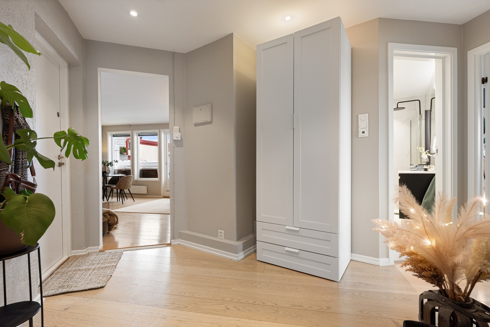 Innbydende entré med downlights og garderobeskap. Galleribilde