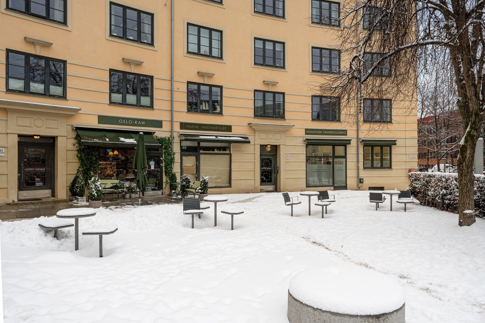 Rett ovenfor boligen ligger populære Oslo Raw i tillegg til en rekke andre hyggelige møteplasser. Galleribilde