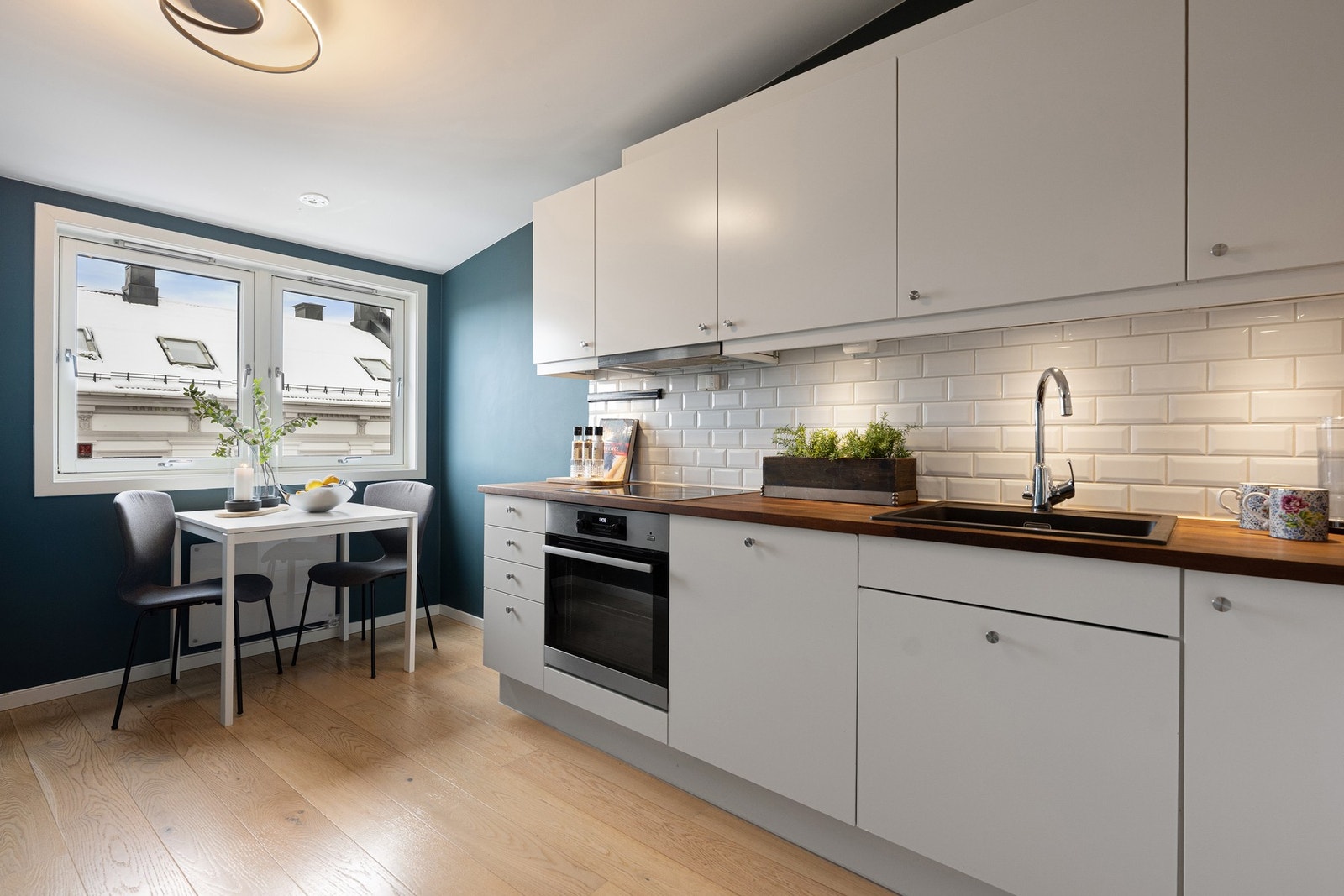 Et romslig, separat kjøkken med spiseplass. Galleribilde