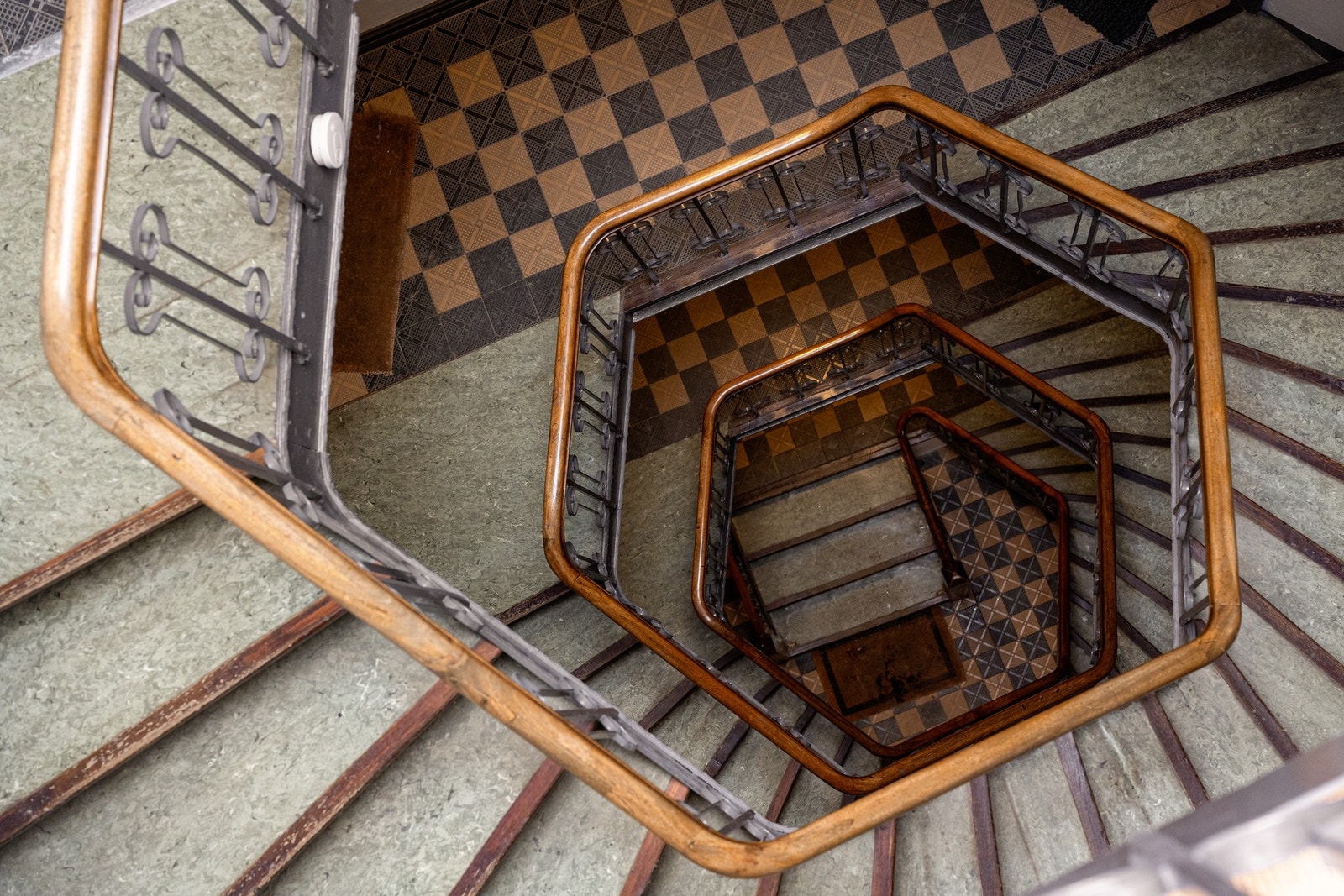 Det flotte, originale trappeløpet setter særpreg på bygget. Galleribilde