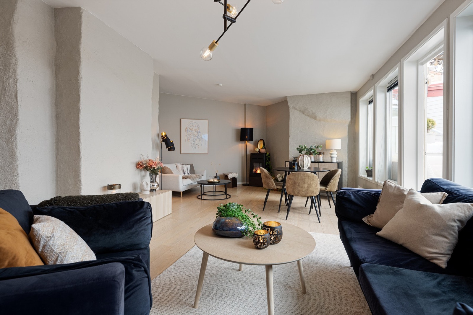 Stuen har plass til flere oppholdssoner. Galleribilde