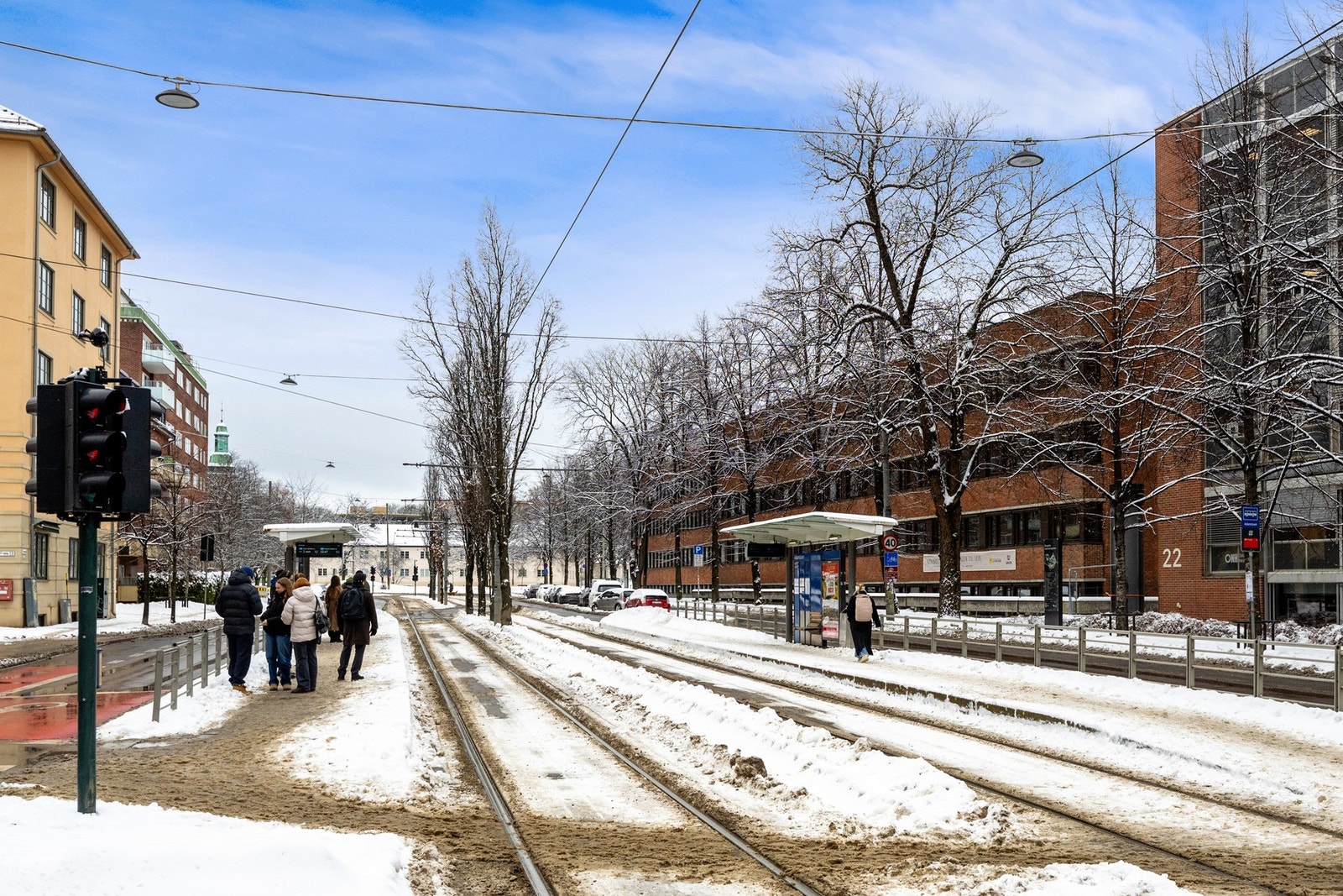 Få meter fra boligen er det både trikke- og busstopp. Galleribilde