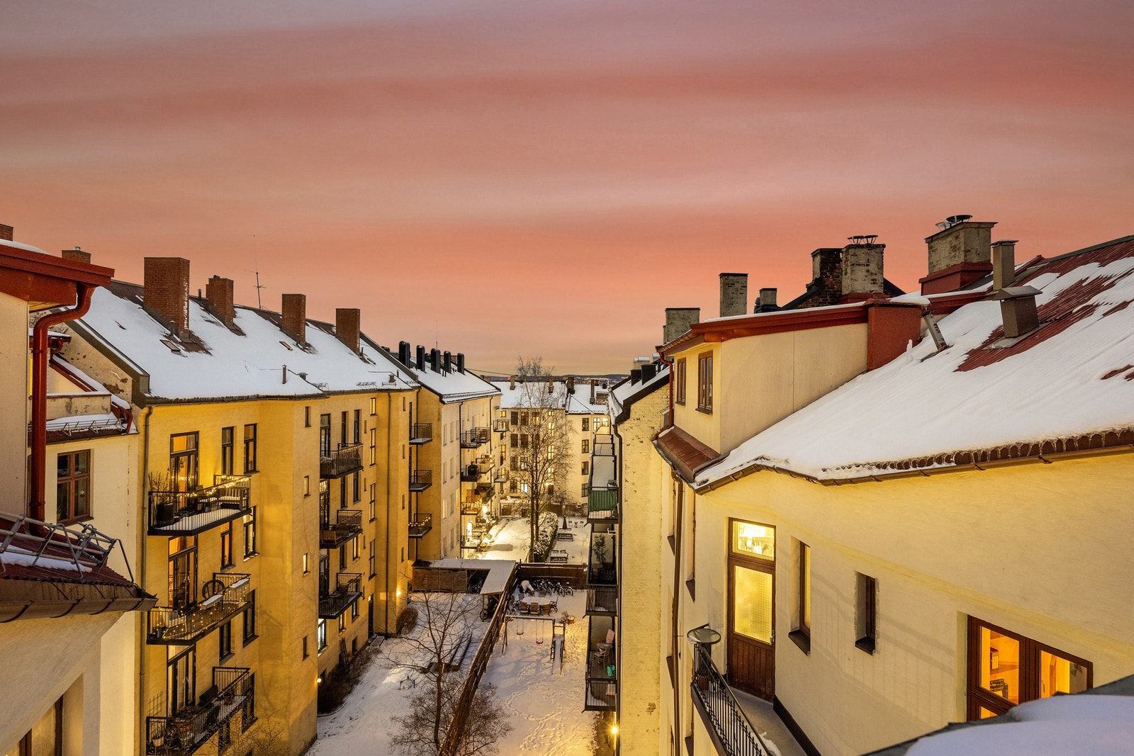 Fra balkongen ser man ut over indre gård. Galleribilde