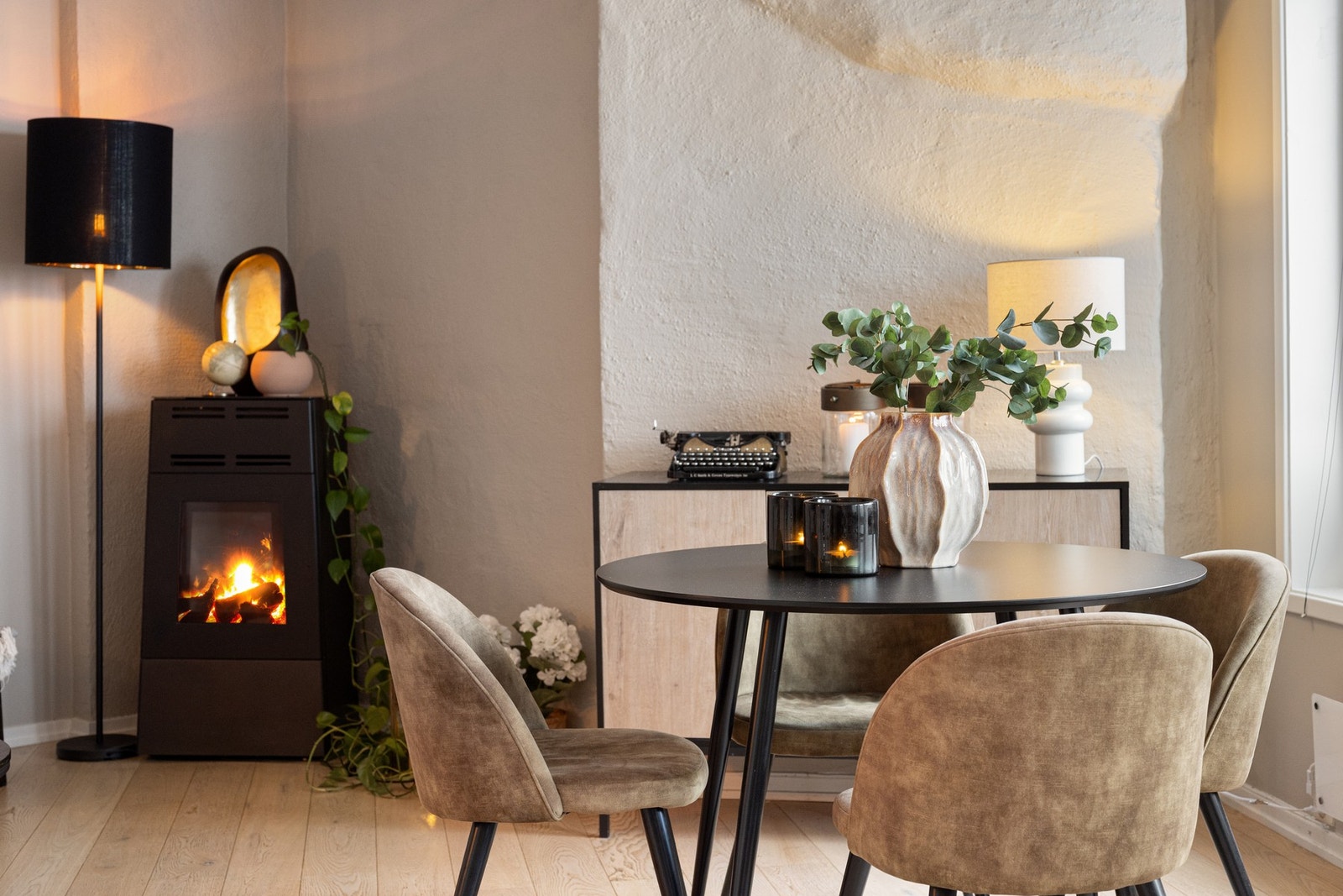 Stuen har flott, naturlig lysspill og pelletspeis for ekstra hygge og lun varme. Galleribilde