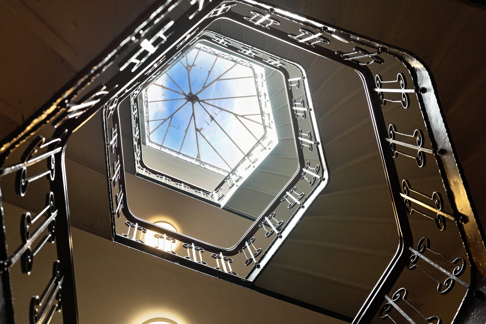 Takkuppel tilfører flott, naturlig lys og gir en luftig følelse. Galleribilde