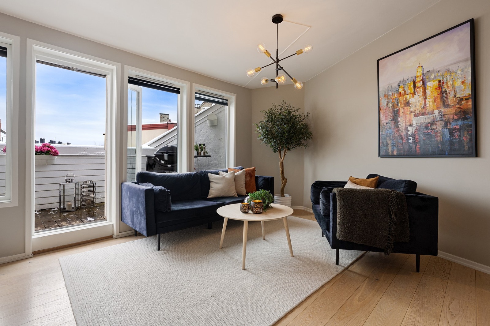 Stuen gir ankomst til boligens sydvendte balkong på 7 kvm. Galleribilde