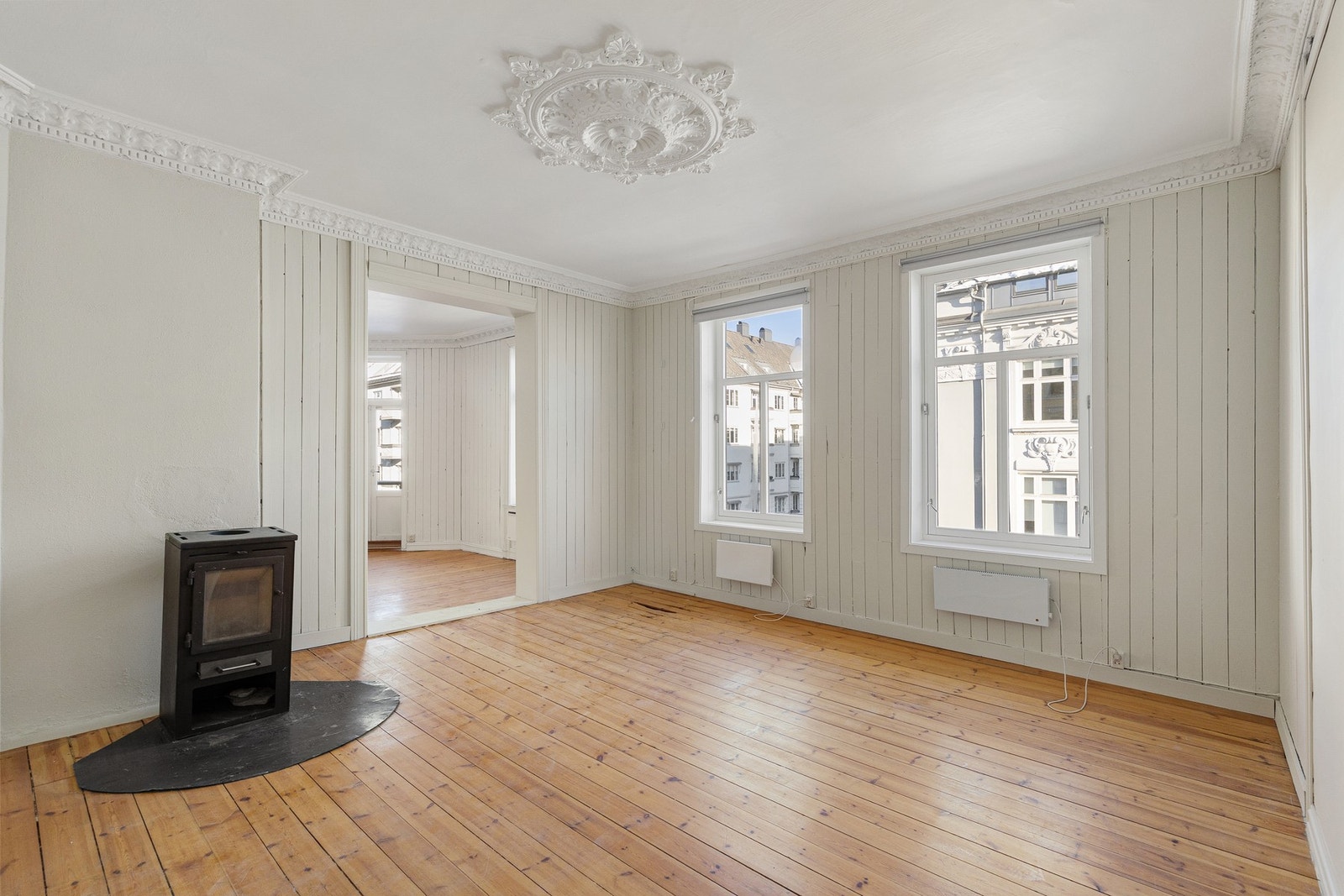 Romslig spisestue med store vindusflater og masse lys. Galleribilde