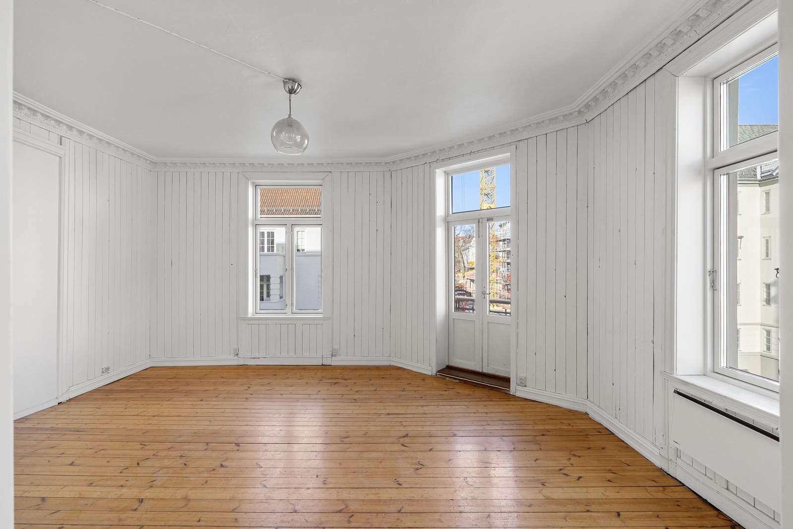 Stor hjørnestue med generøs takhøyde og store vindusflater. Galleribilde