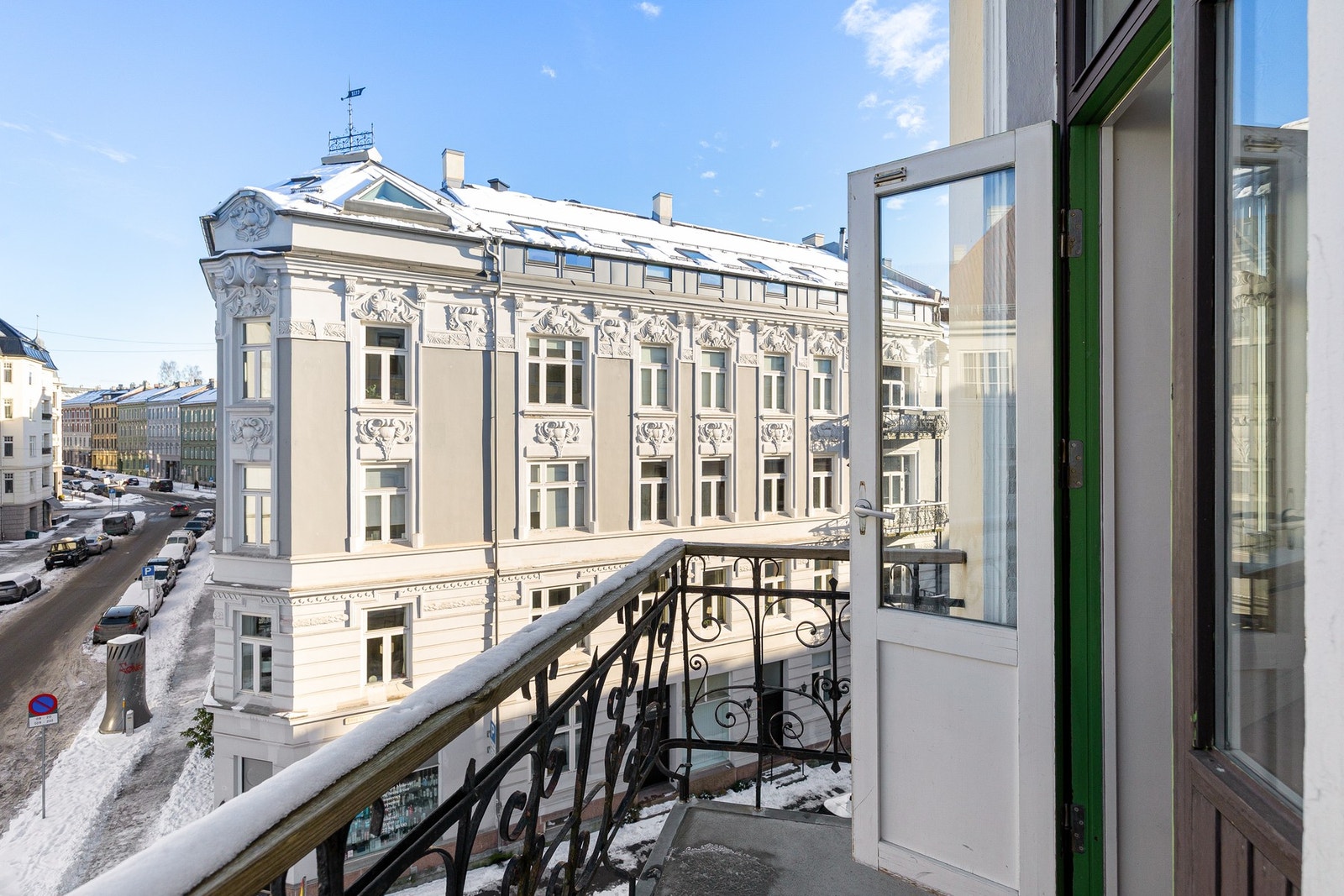 Pent utsyn mot klassisk bygårdsbebyggelse. Galleribilde